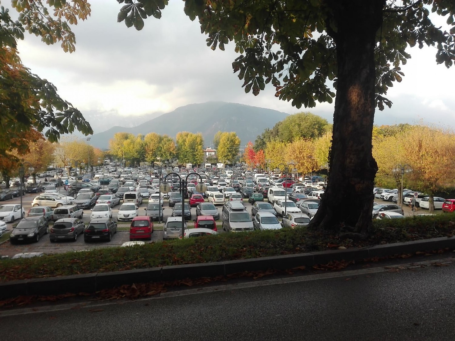 Il parcheggio Prato 1 questo pomeriggio (foto Alessandro Tich)