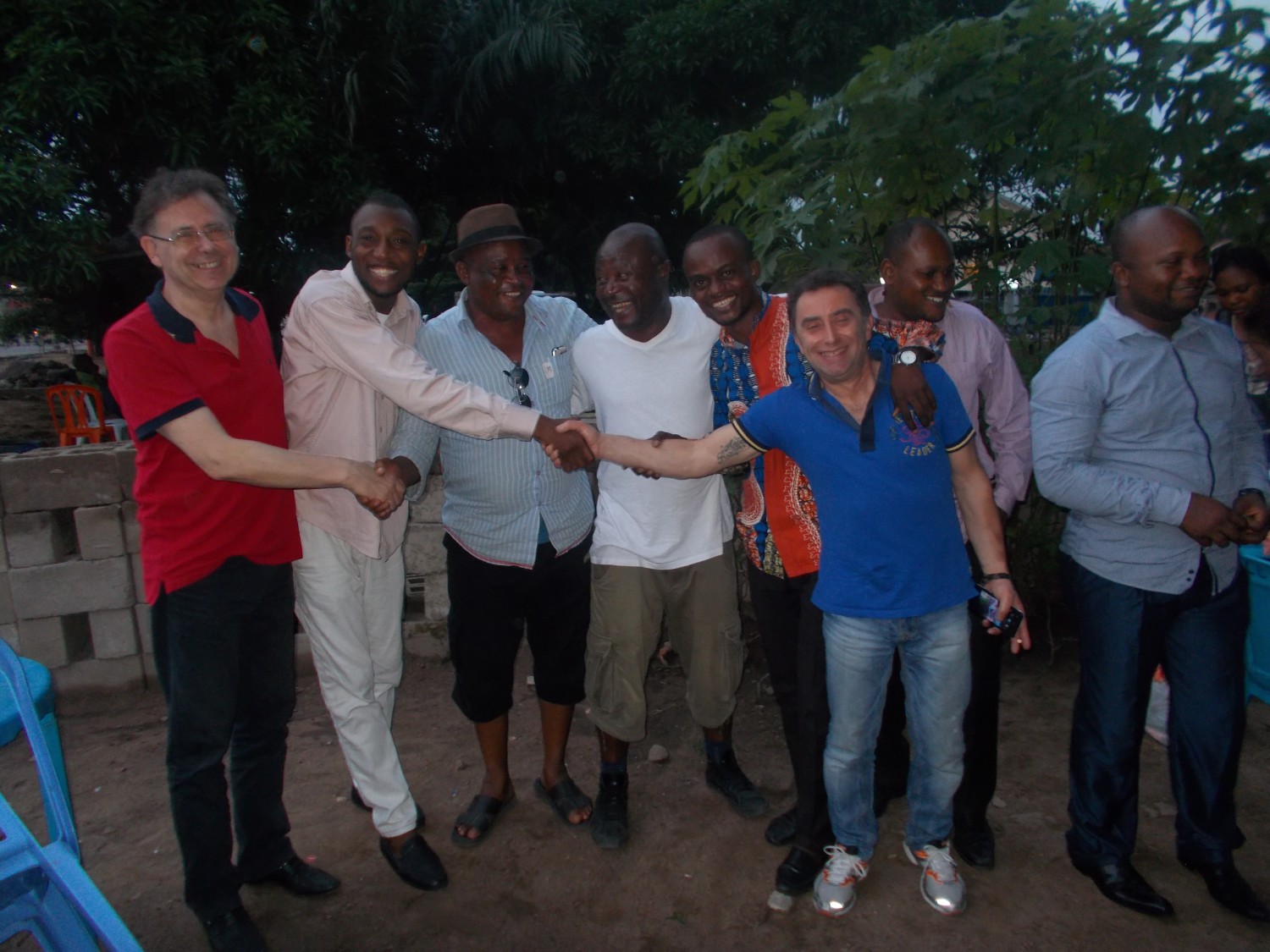 Luciano Fabris, il primo a sinistra, con l'associazione Rahamin di Kinshasa, partner nella realizzazione del primo laboratorio odontotecnico nella capitale
