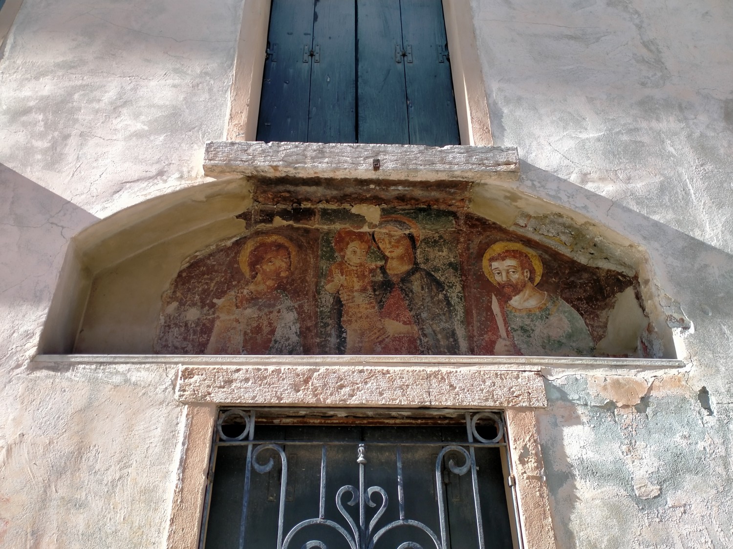 La lunetta dipinta quattrocentesca dell'antico ospizio pubblico 'Ca' di Dio' in via Barbieri (archivio Bassanonet) 