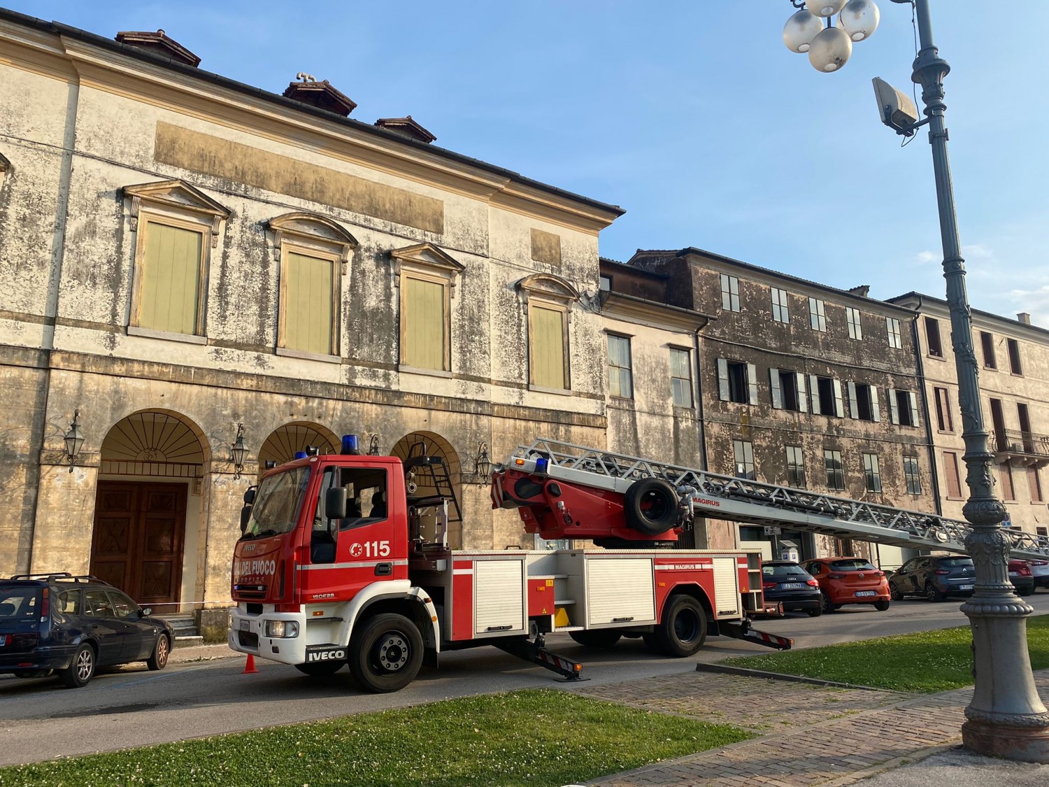 Teatro Astra, cede il tetto