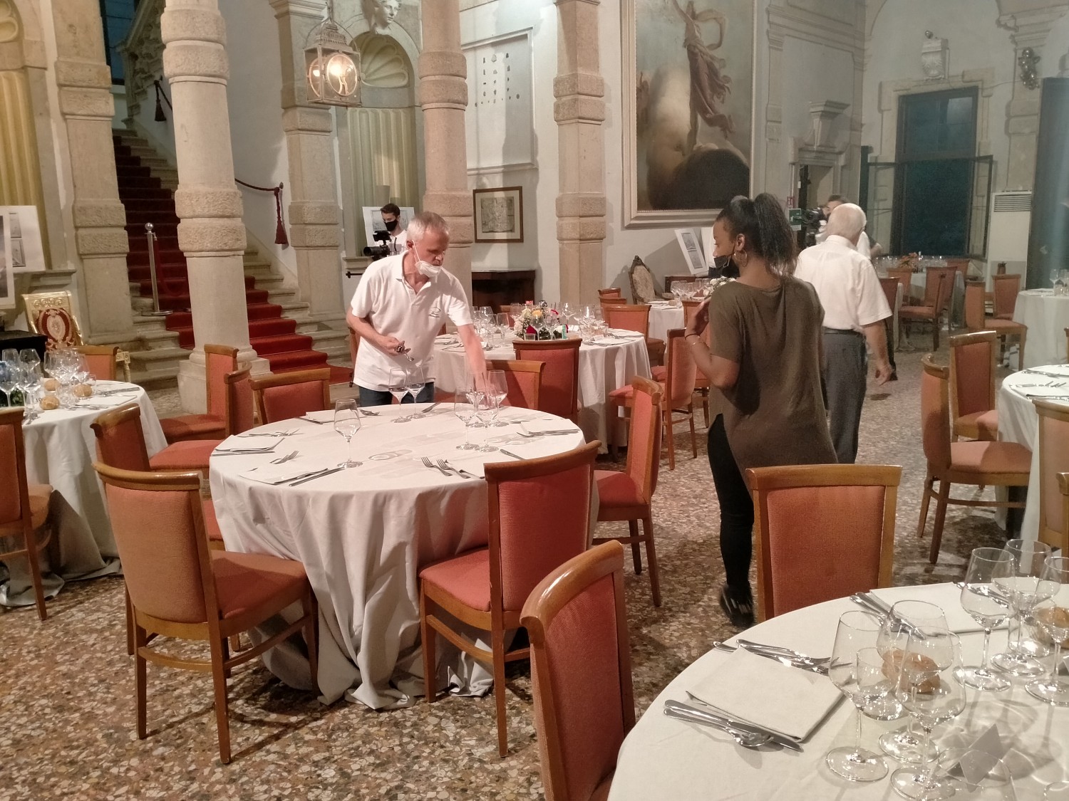 Riallestimento dei tavoli a Villa Rezzonico