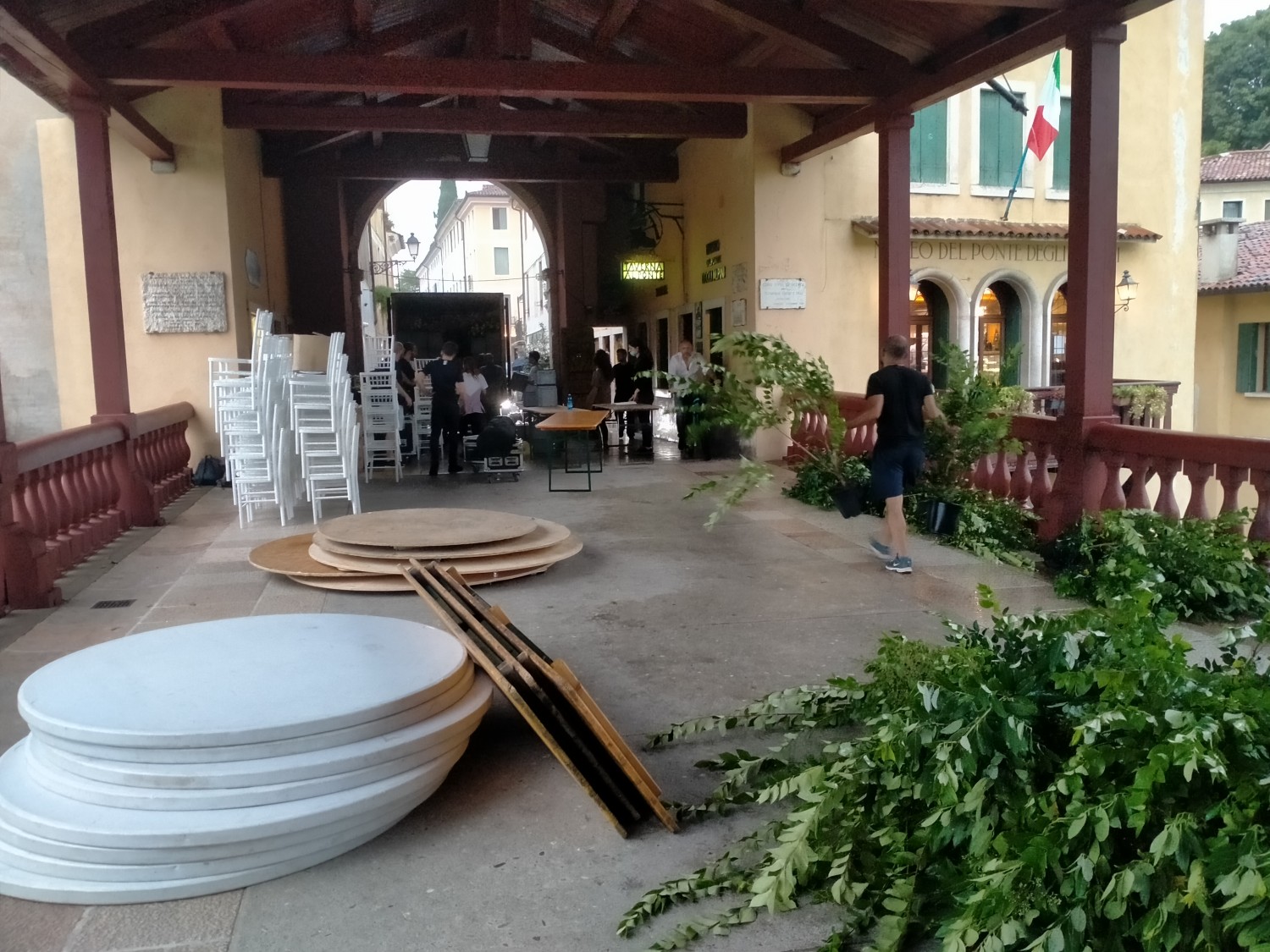 Ore 19.30: piove e sul Ponte si sbaracca