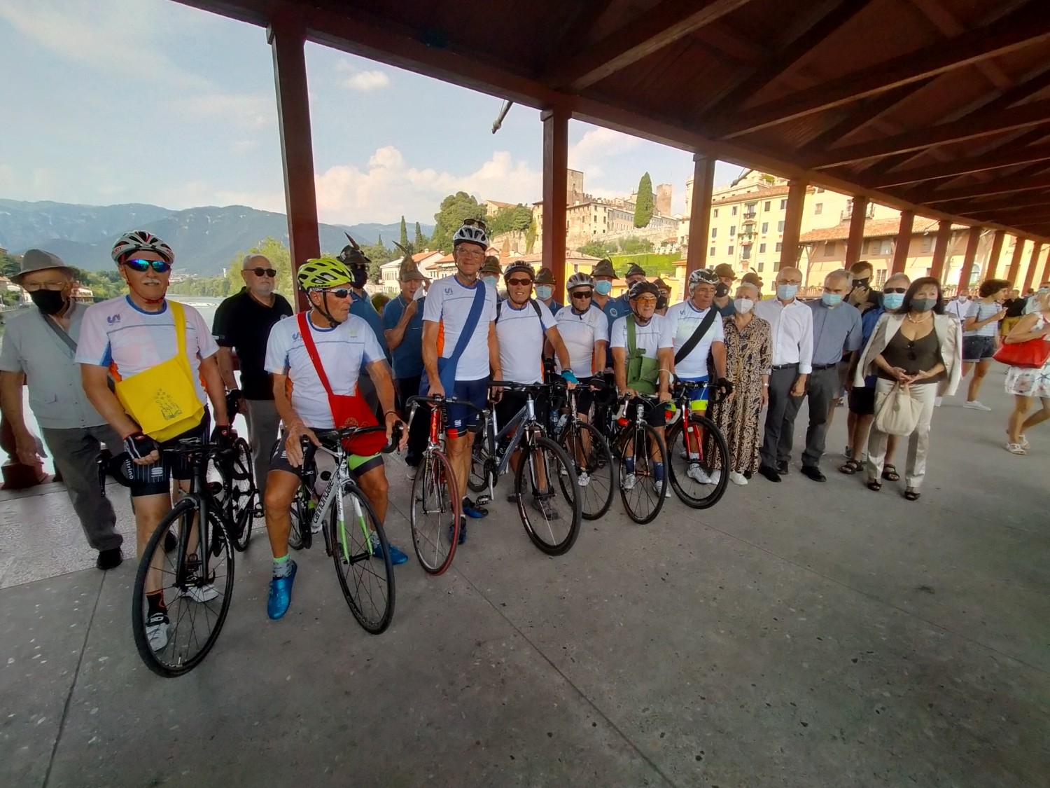Foto di gruppo coi ciclisti sul Ponte