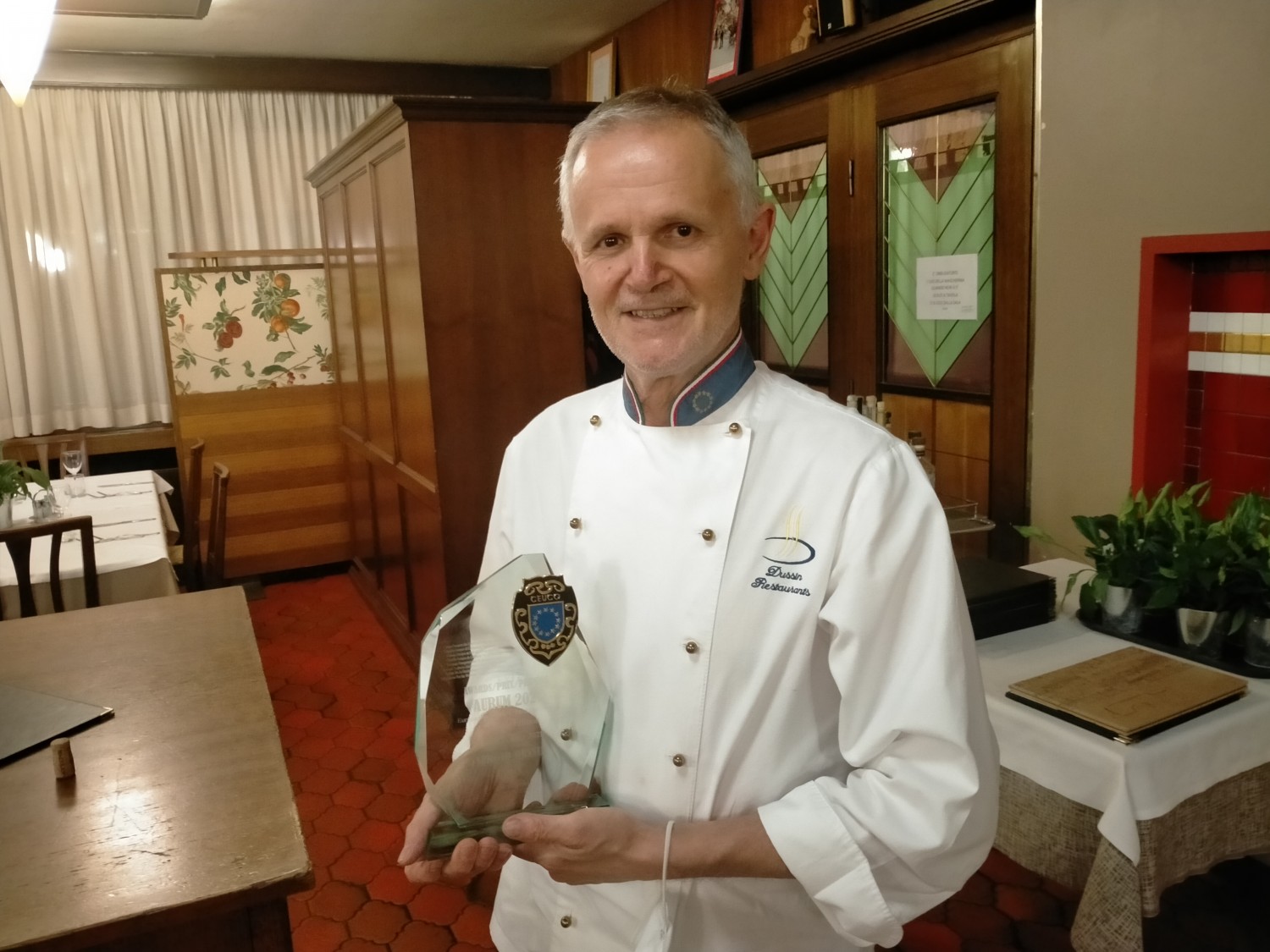 Sergio Dussin nel suo ristorante con l'Aurum Award di European Chef 2021