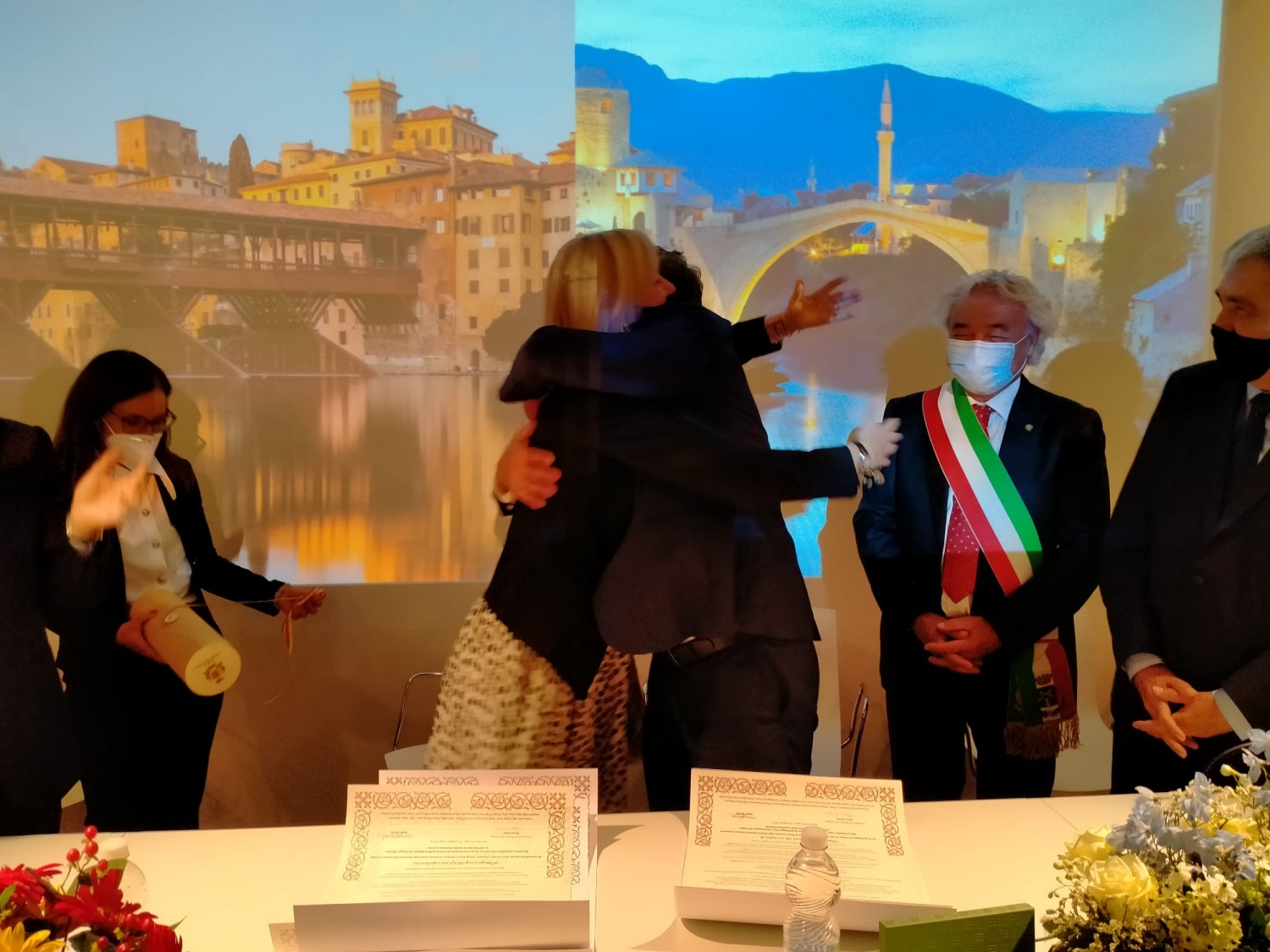 Abbraccio tra i due sindaci