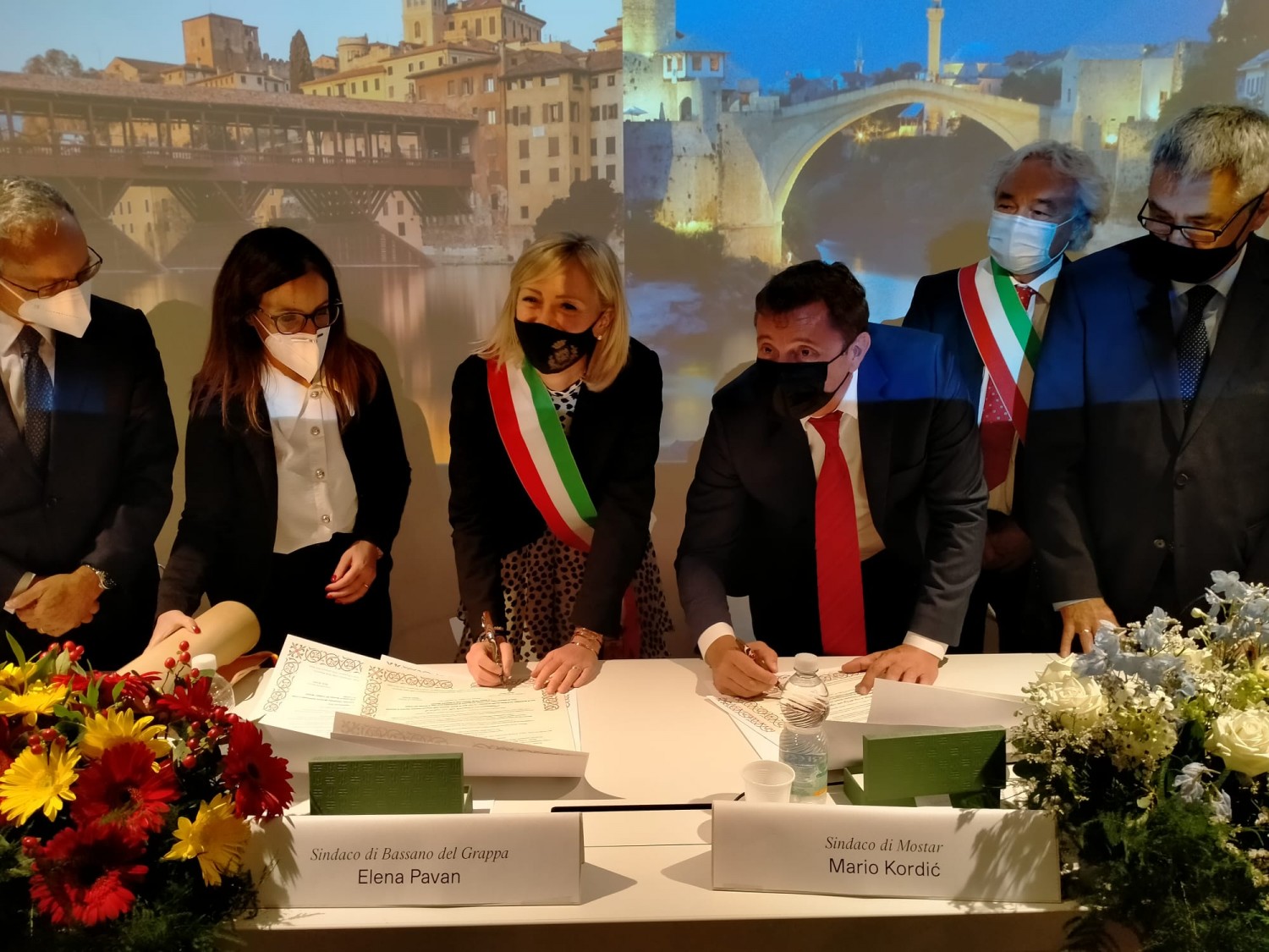 La firma dell'atto di gemellaggio
