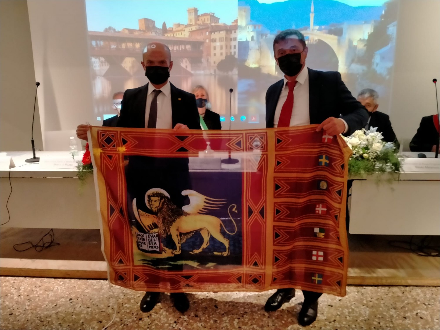 Nicola Finco consegna al sindaco di Mostar la bandiera del Veneto