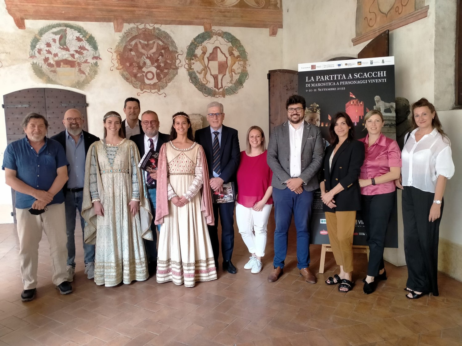 Foto di gruppo con amministratori pubblici, organizzatori, regista, figuranti e sponsor