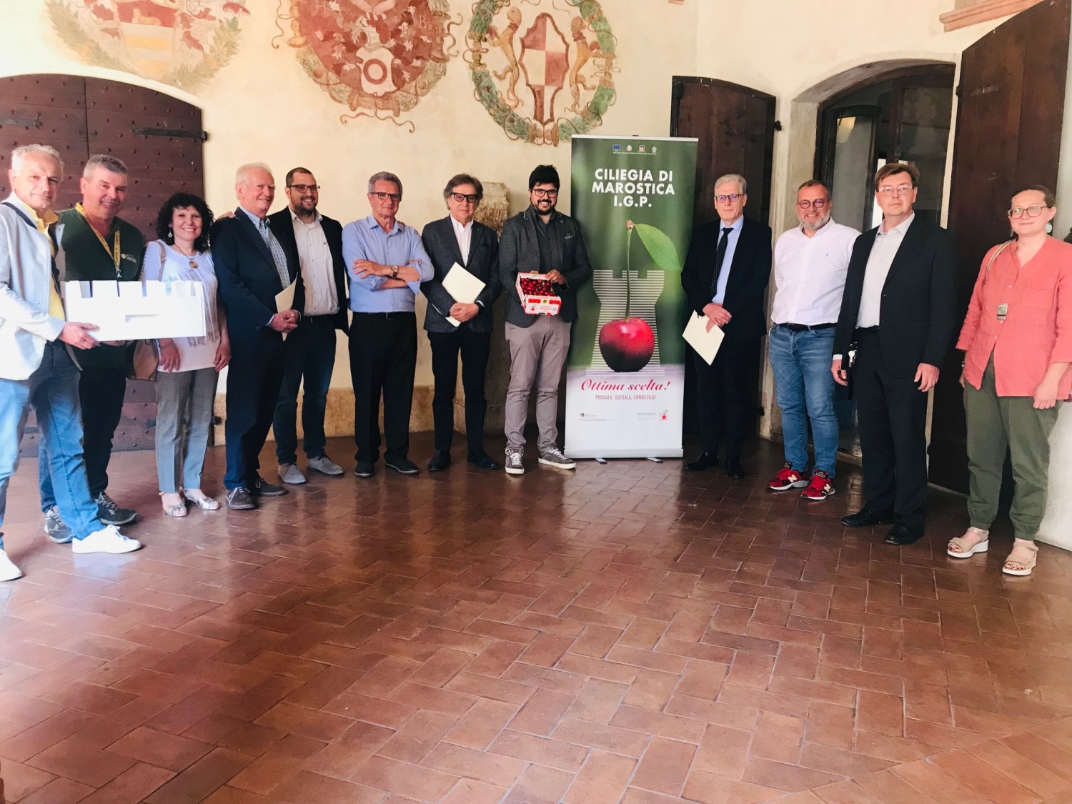 Foto di gruppo con amministratori, produttori e sponsor
