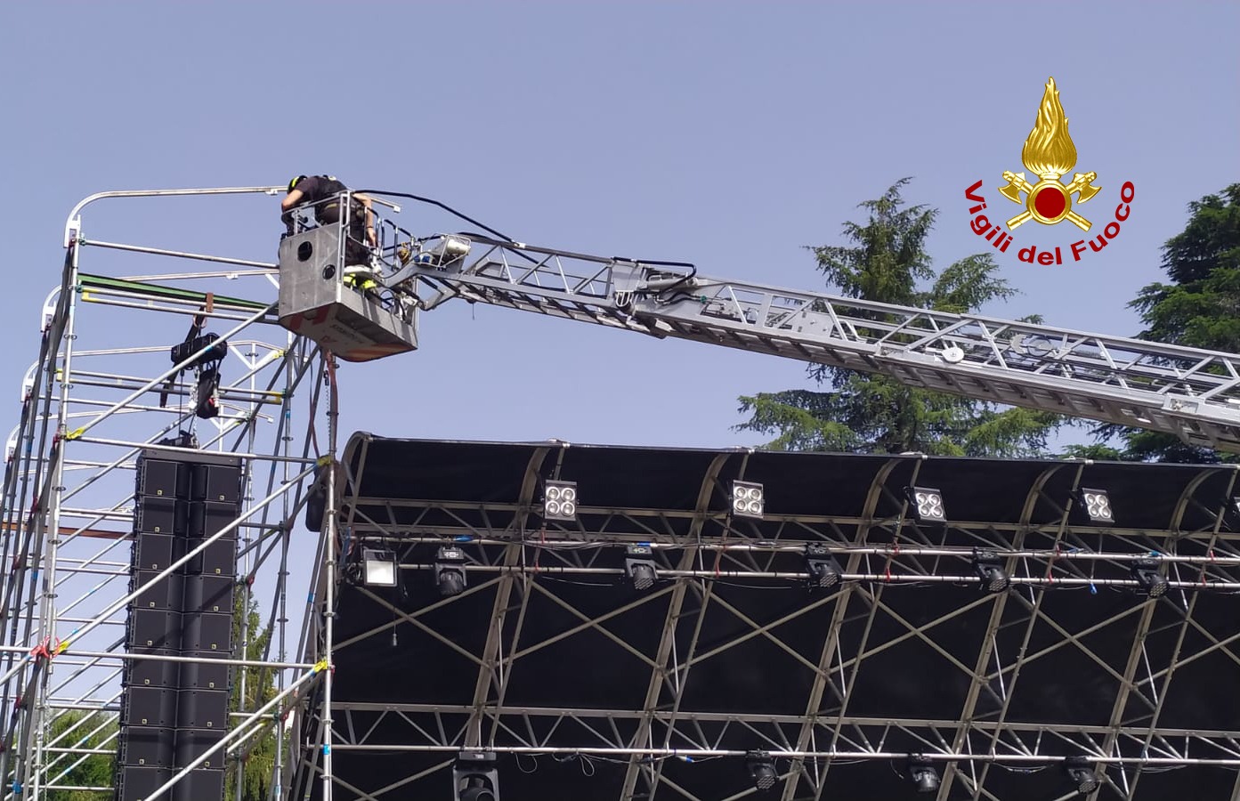 Crolla la tettoia del palco, concerto di Elisa annullato