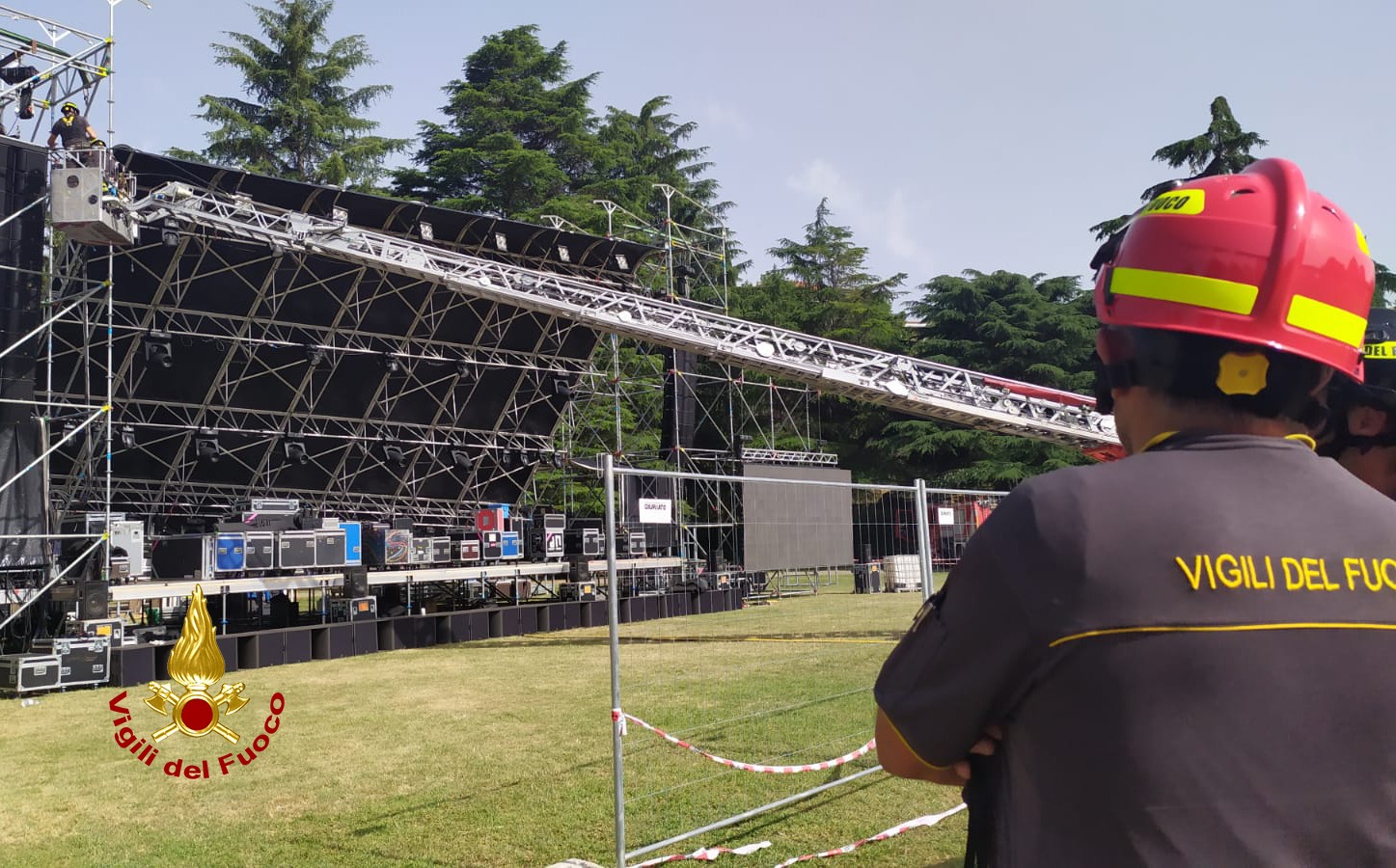 Crolla la tettoia del palco, concerto di Elisa annullato