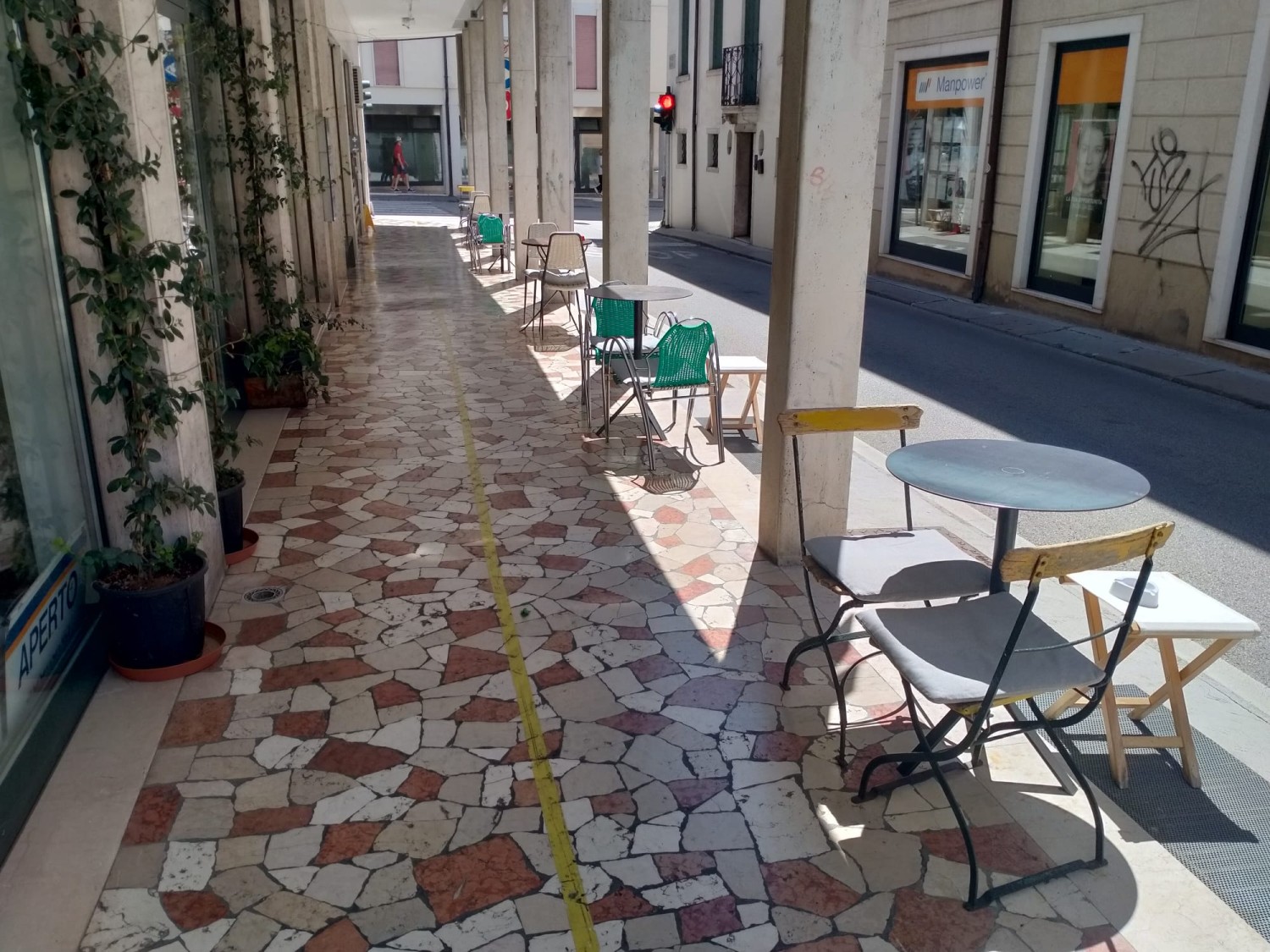 Il portico di vicolo Bastion ieri...