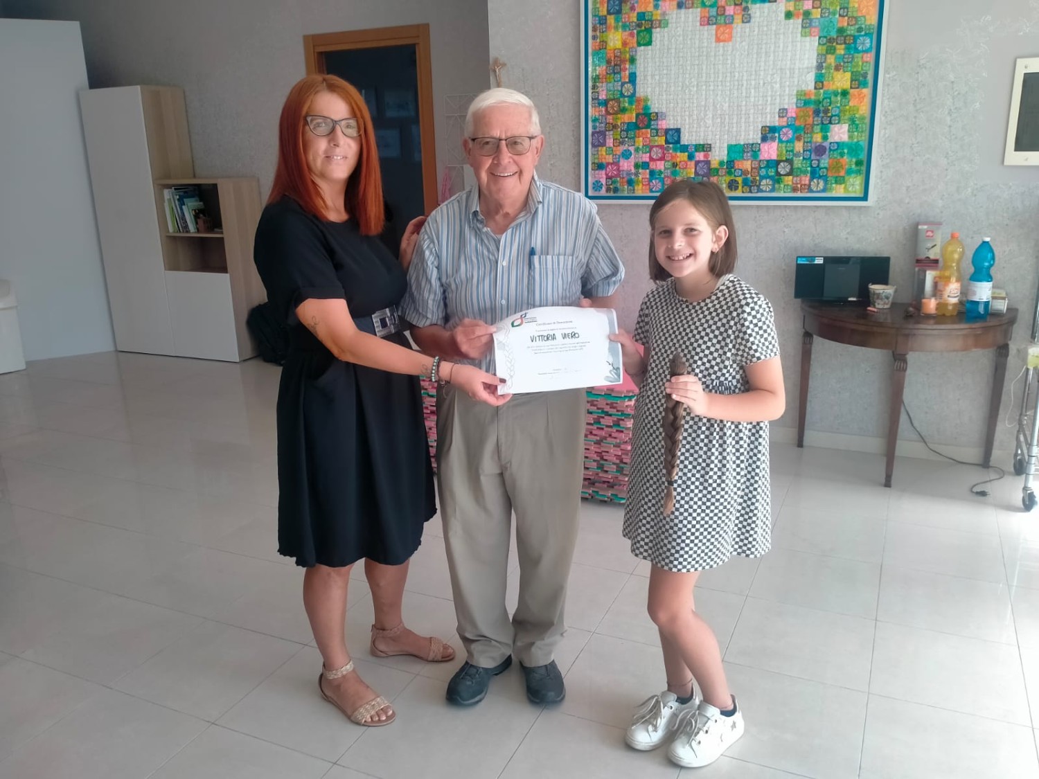 Il presidente Gianni Celi consegna il certificato di donazione