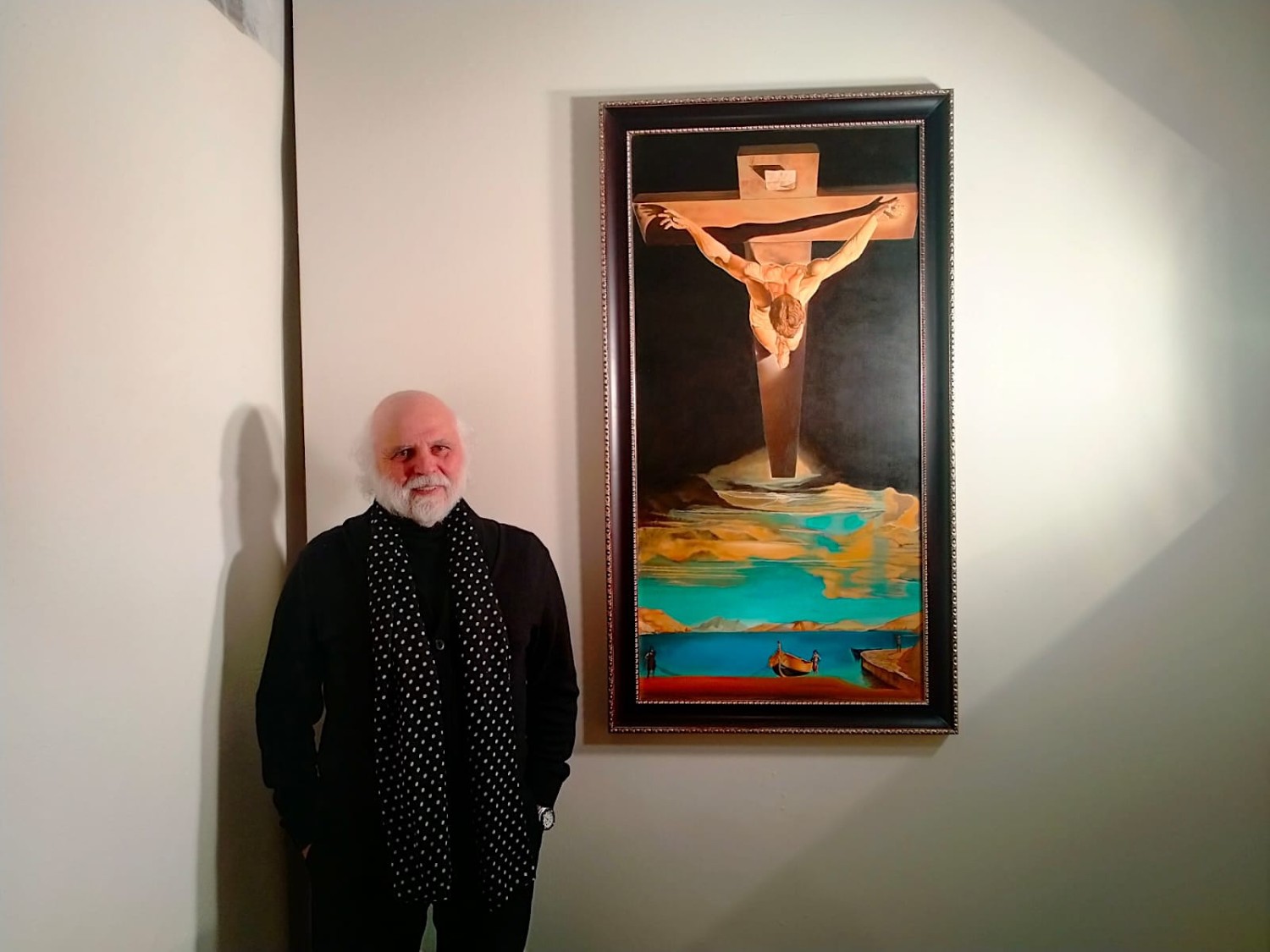 Il maestro Leonardo Priore accanto al suo falso d’autore di Salvador Dalí