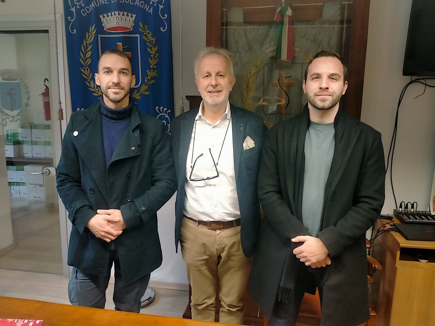 L’artista e il regista assieme al sindaco di Solagna Stefano Bertoncello