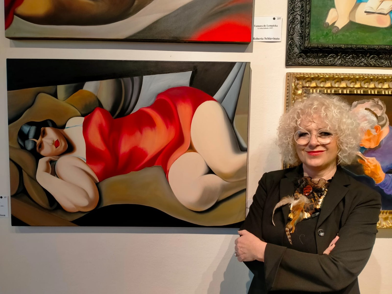 La presidente Roberta Schiavinato accanto al suo falso d’autore di Tamara de Lempicka