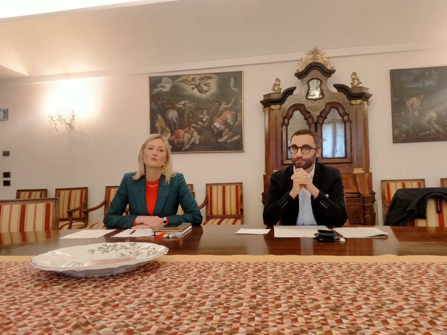 Il sindaco Elena Pavan e l’assessore Marco Vidale in conferenza stampa (foto Alessandro Tich)