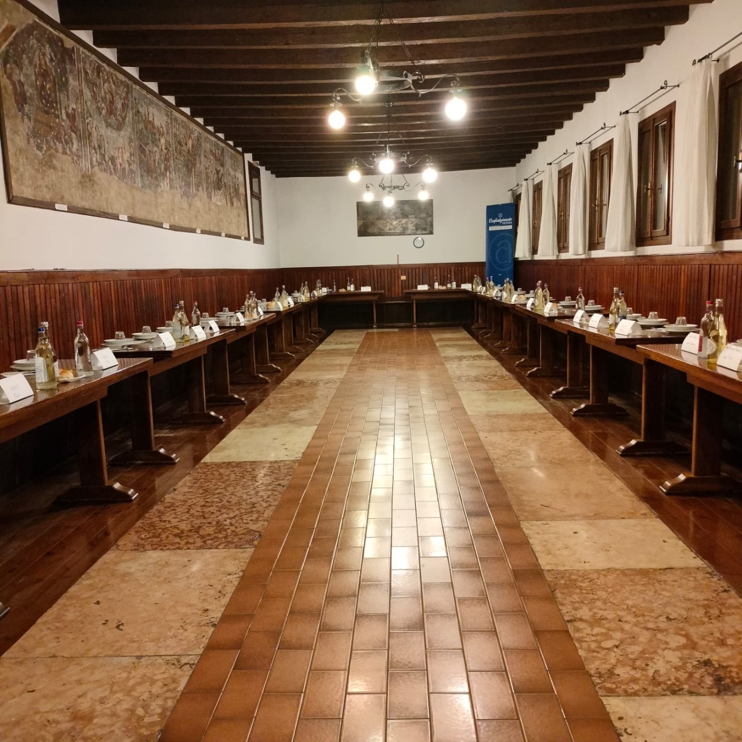 Il refettorio del convento prima dell'incontro