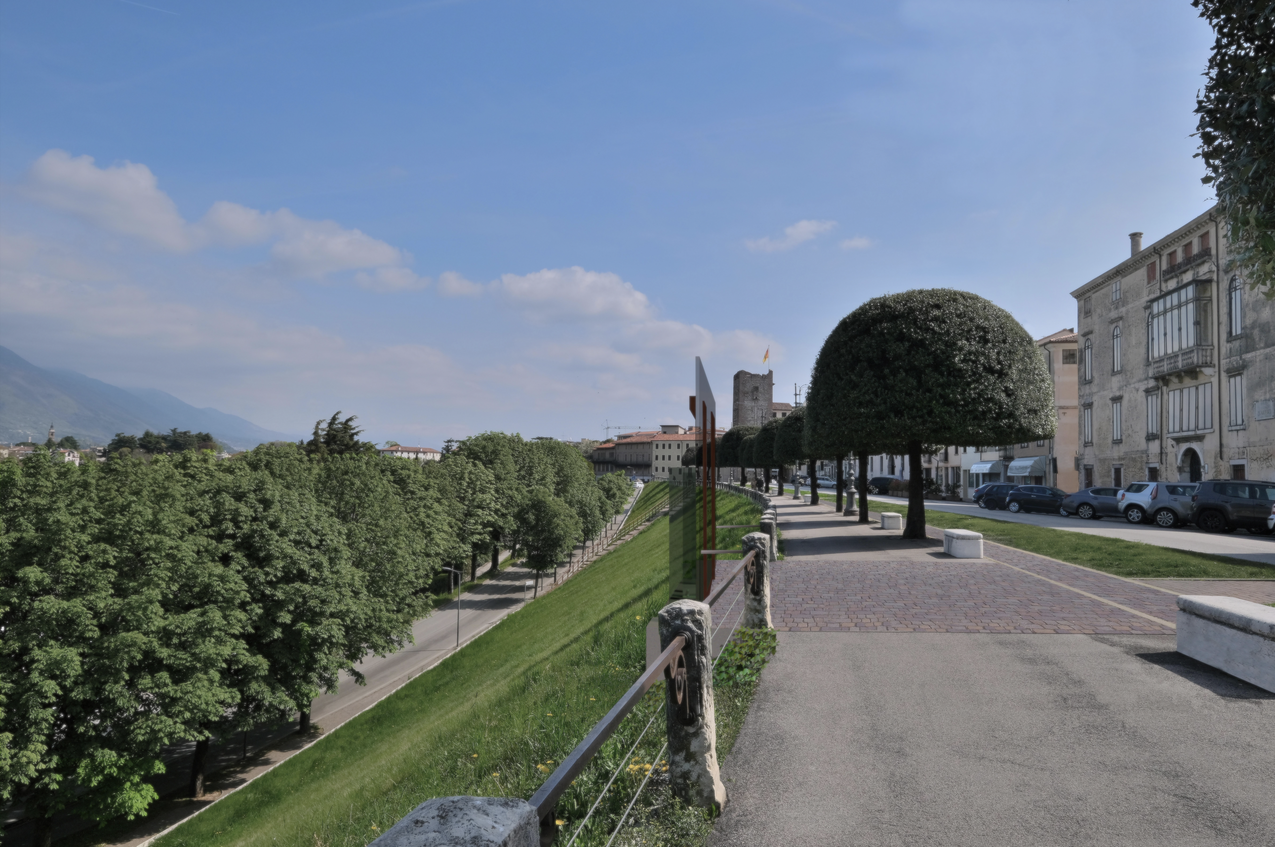 Foto-inserimento dal progetto definitivo: visione laterale della stazione a monte di viale dei Martiri