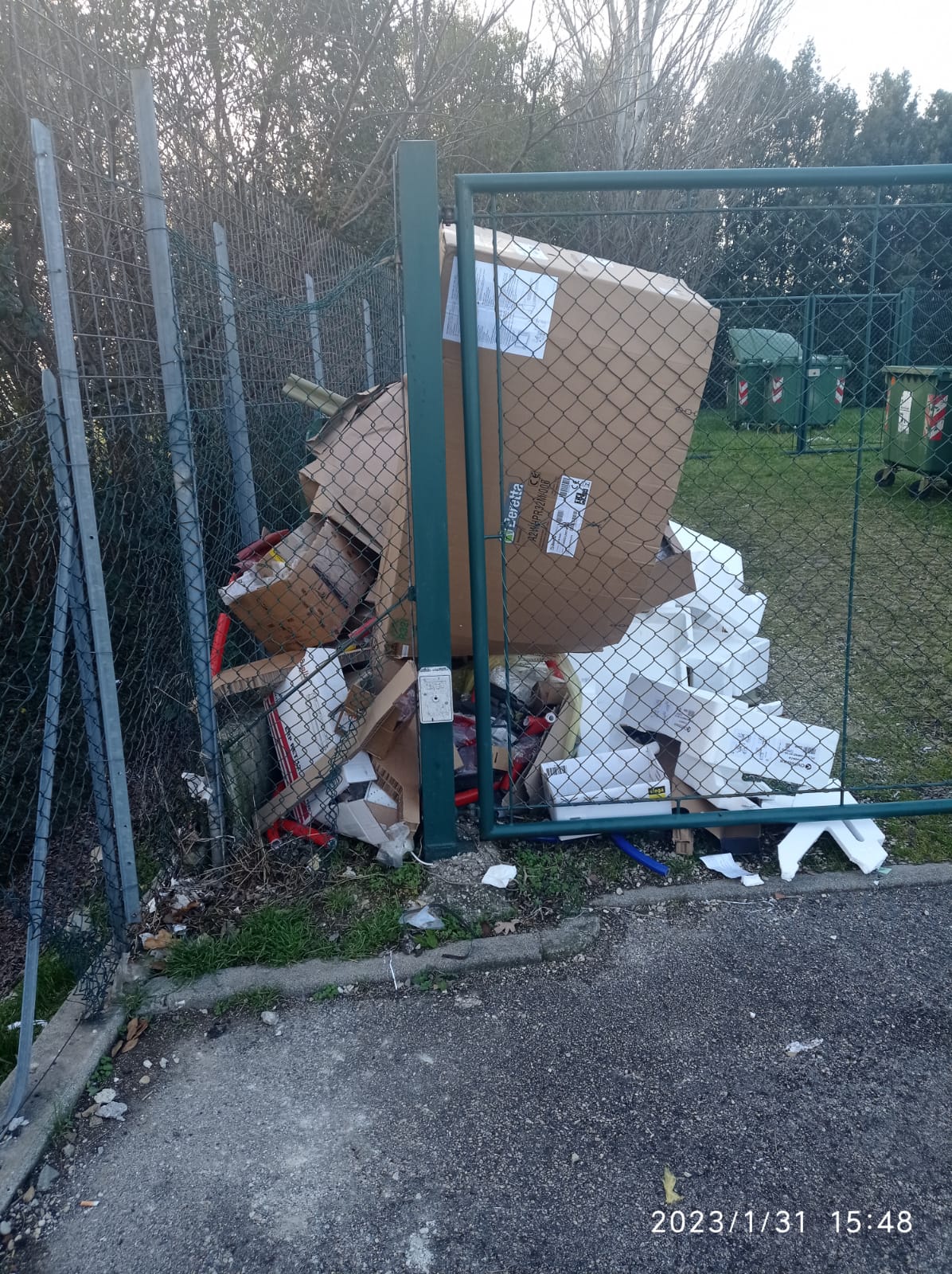Rifiuti idraulici abbandonati area Metropolis