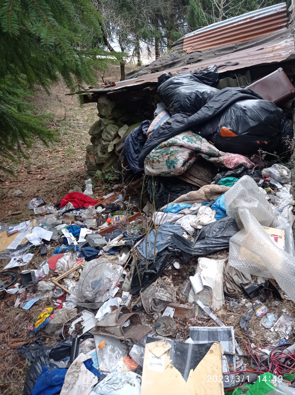 Rifiuti abbandonati a Rubbio