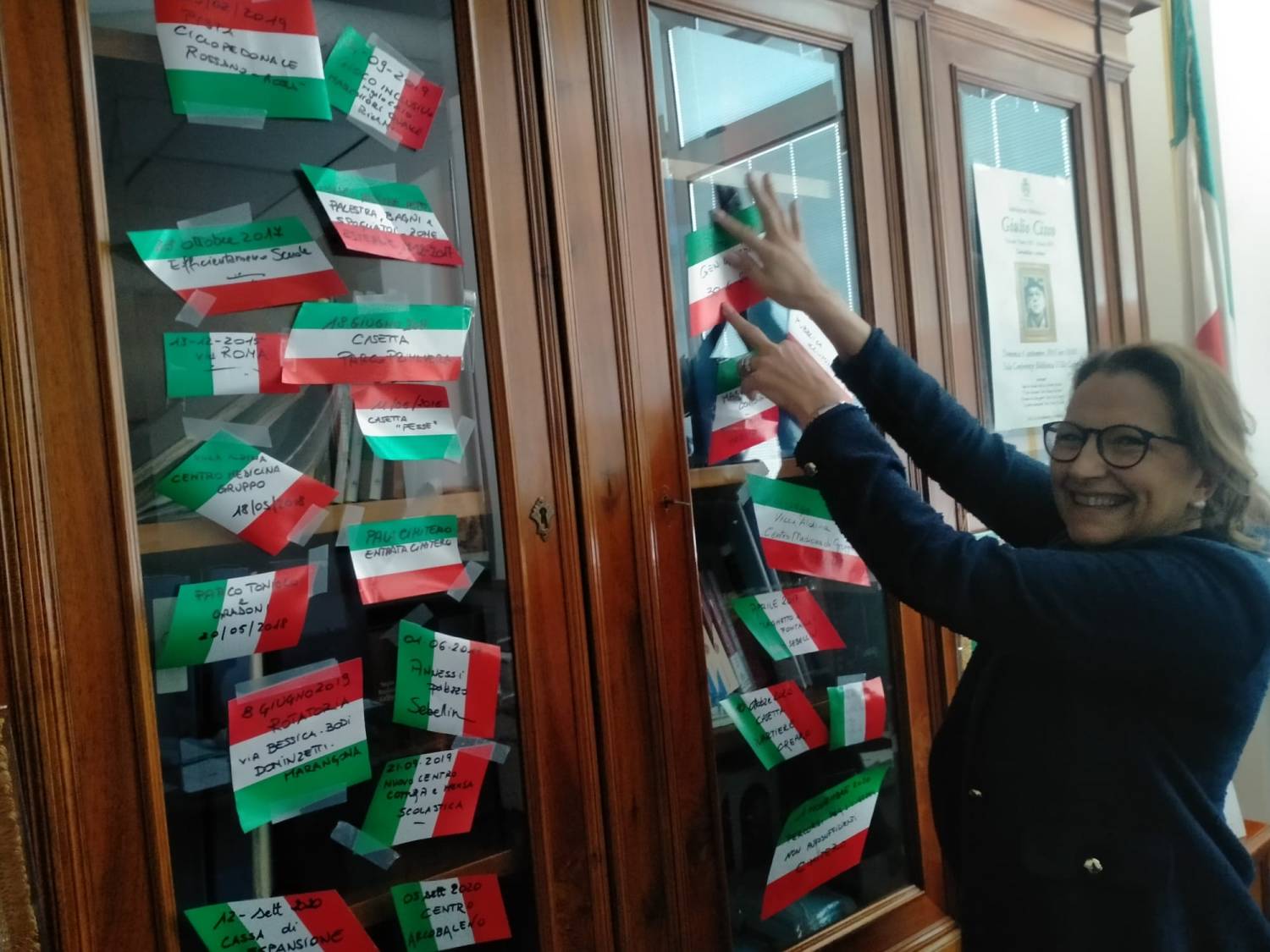 Morena Martini, ancora sindaco, con i pezzi dei nastri tricolori delle sue inaugurazioni (foto Alessandro Tich)
