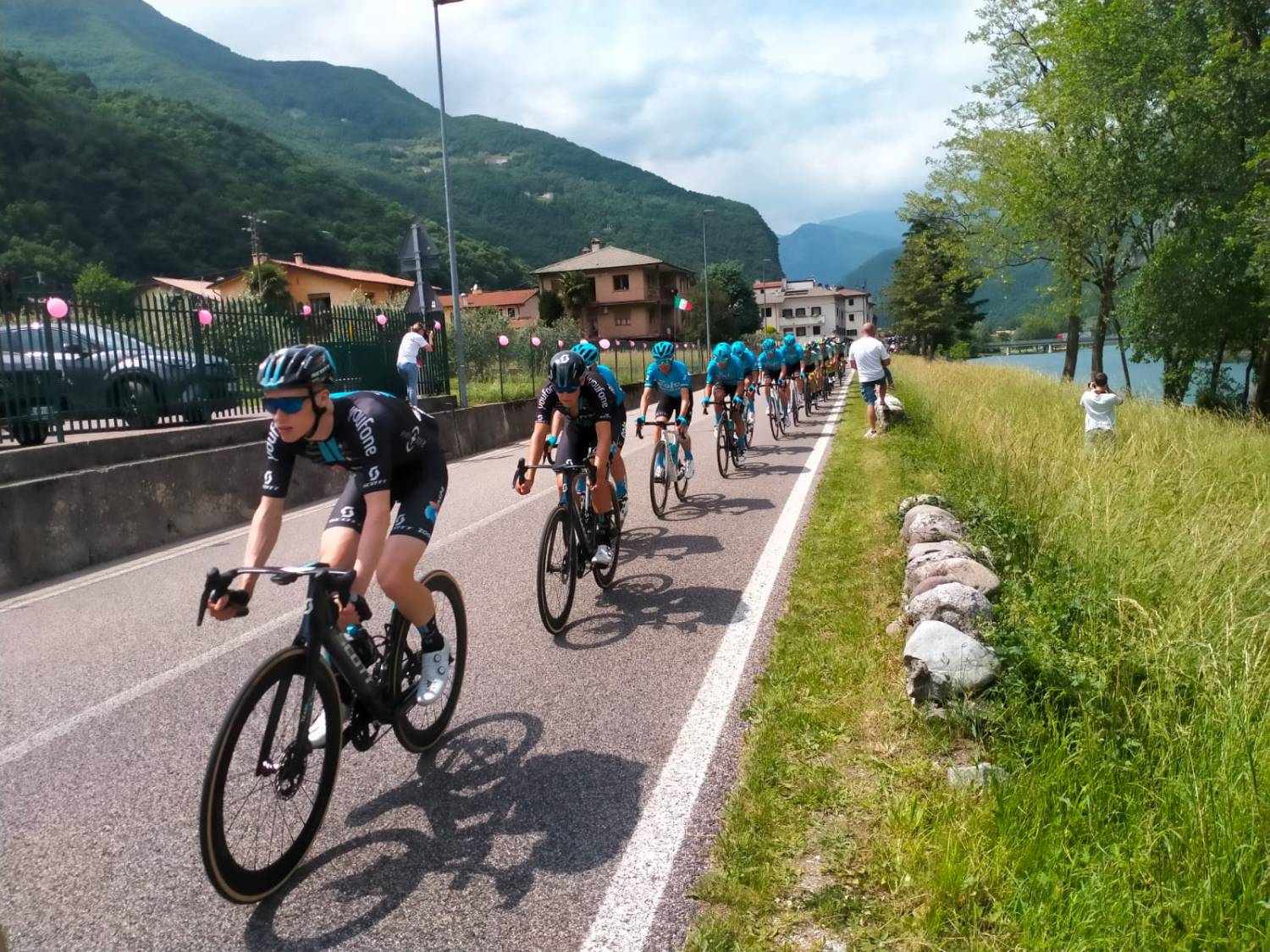 Bassanonet.it - In primo piano il vincitore di tappa Alberto Dainese