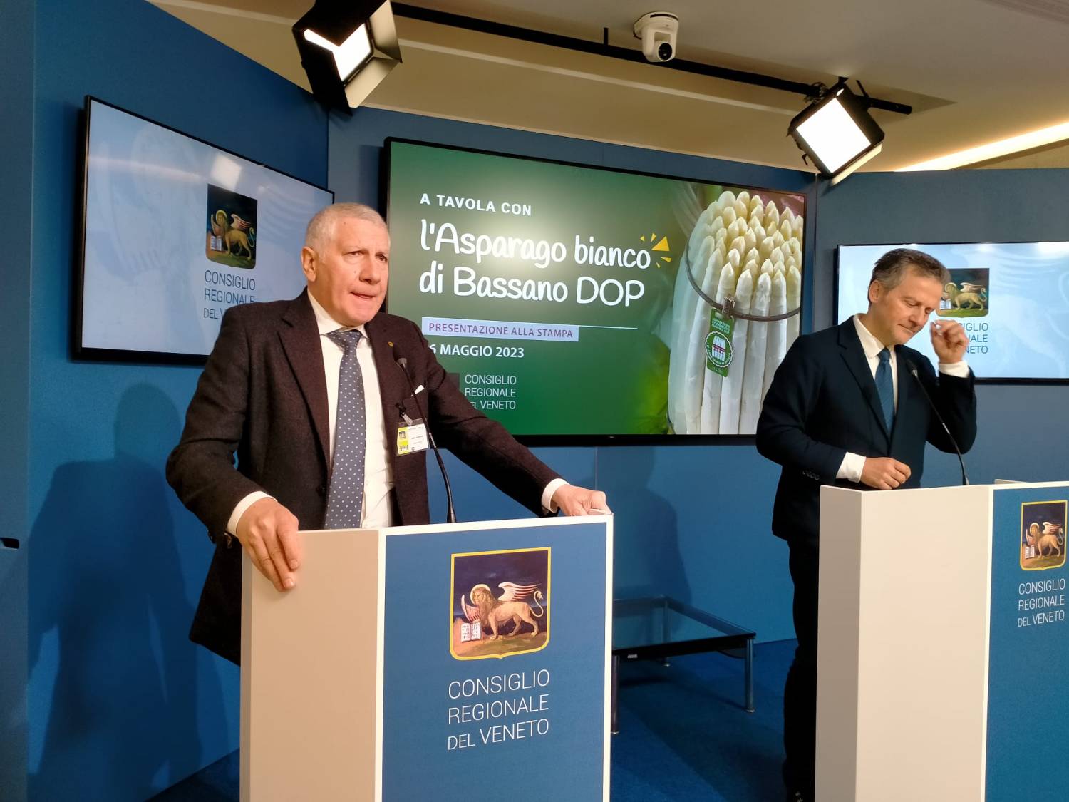 Il presidente mandamentale di Confcommercio Paolo Lunardi in conferenza stampa