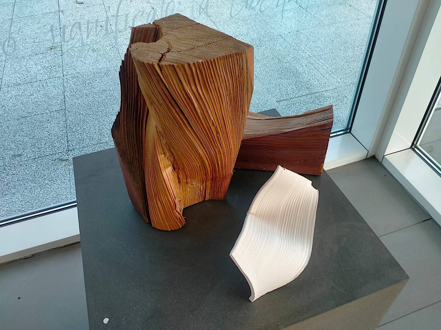 Il ceppo di legno e una sua interpretazione ceramica