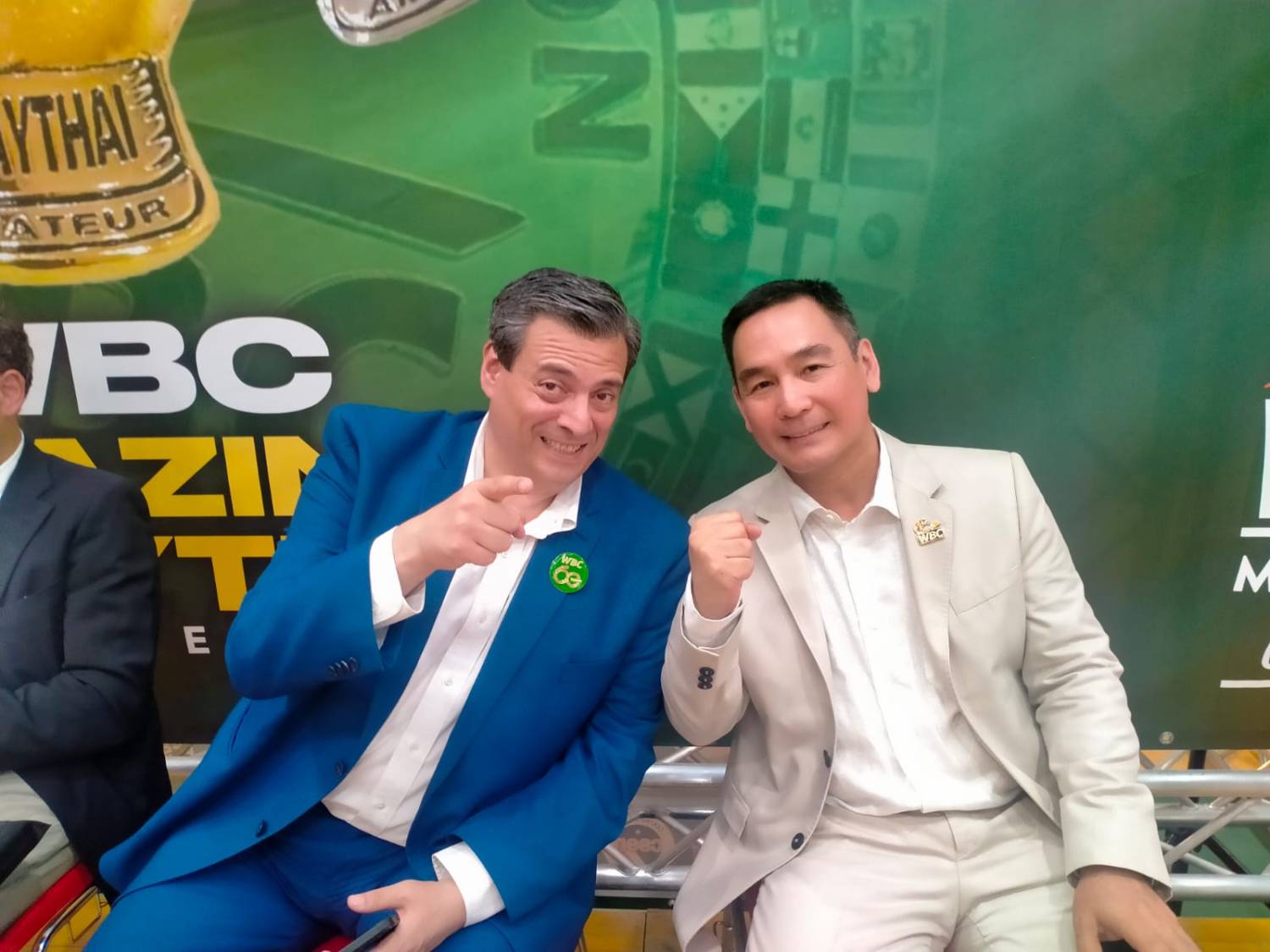 Il presidente WBC Mauricio Sulaiman e il presidente WBC MuayThai colonnello Thanapol Bhakdibhumi