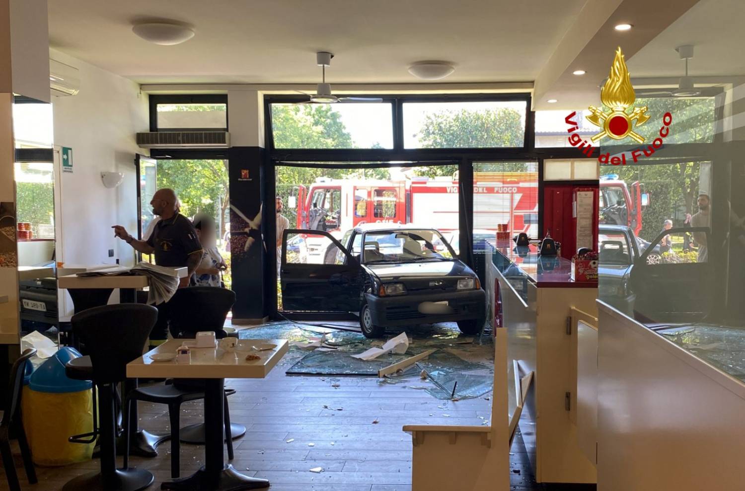 Si scontra con un’altra auto e poi sfonda la vetrina del bar