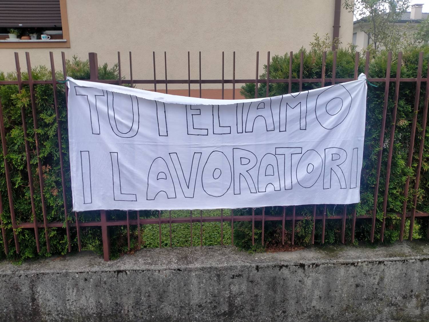 Striscione in via Van Axel Castelli (foto Alessandro Tich)