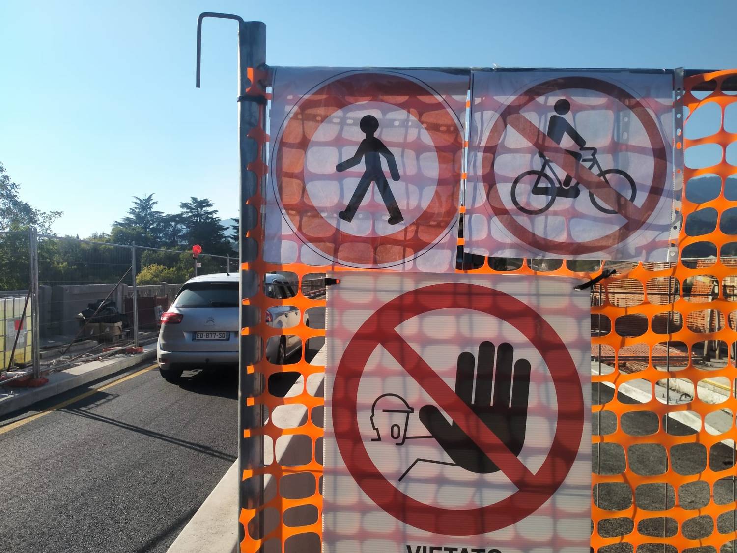 Avvisi di carta lato est