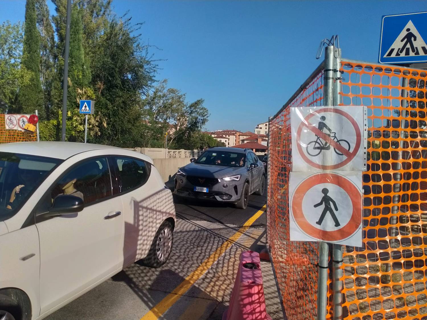 Avvisi di carta lato ovest
