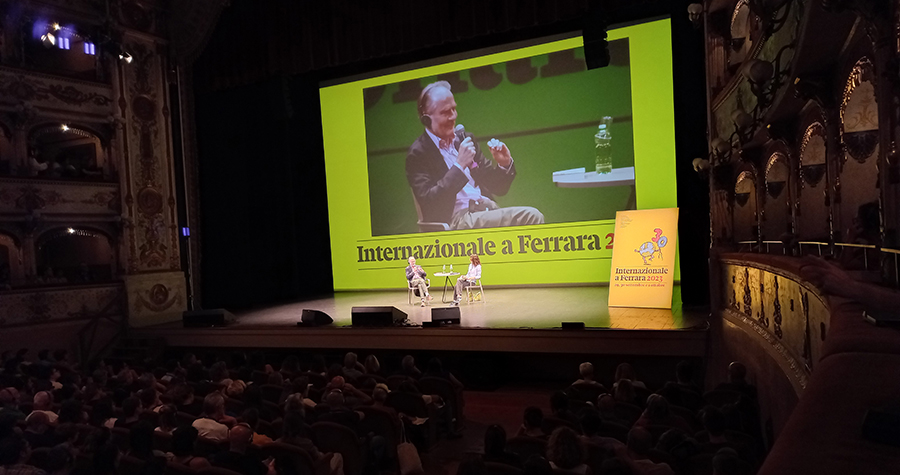 Timothy Garton Ash con Cecilia Sala