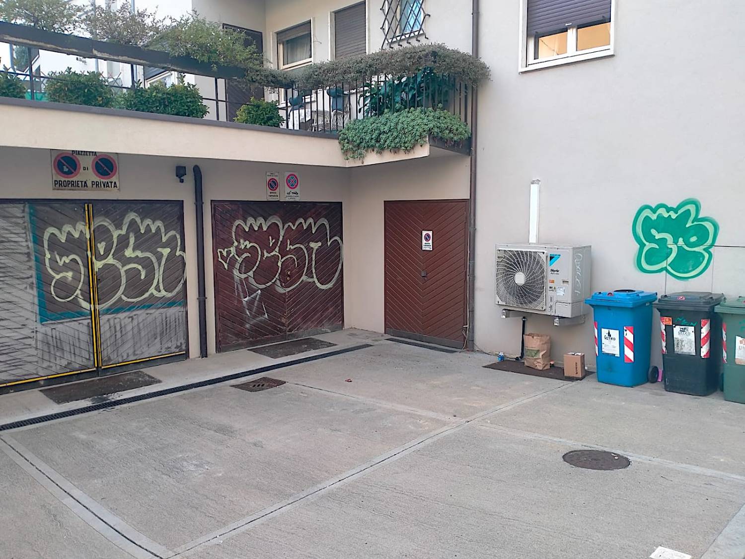 I graffiti in via Mure del Bastion