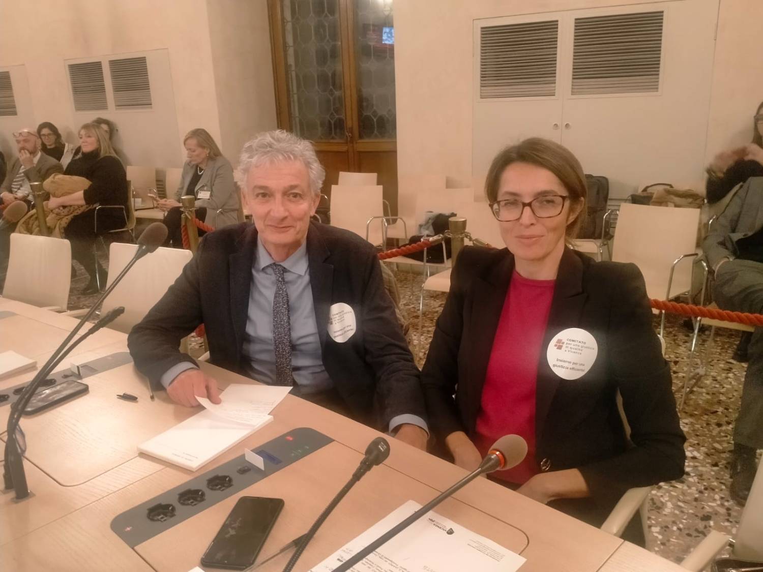 I co-firmatari della mozione Valerio Sorrentino e Simona Siotto con l'adesivo del Comitato