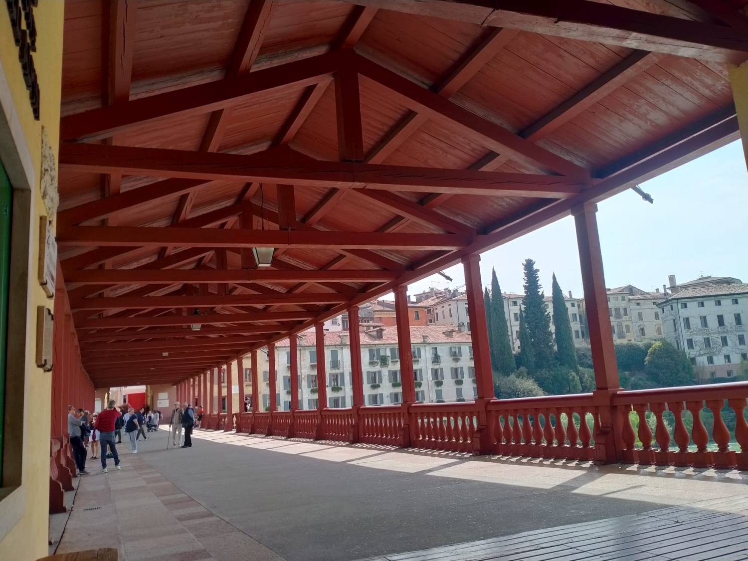 Sul Ponte sventola bandiera bianca