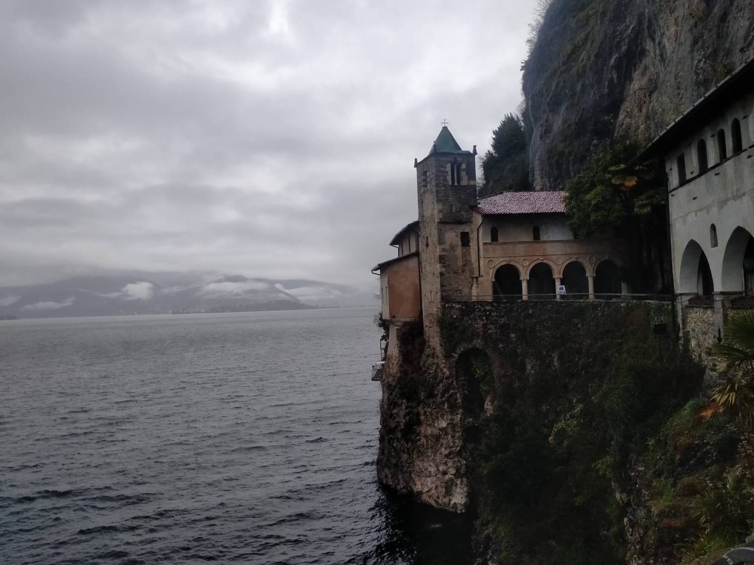L’Eremo di Santa Caterina del Sasso nel giorno di Pasqua (foto Alessandro Tich)