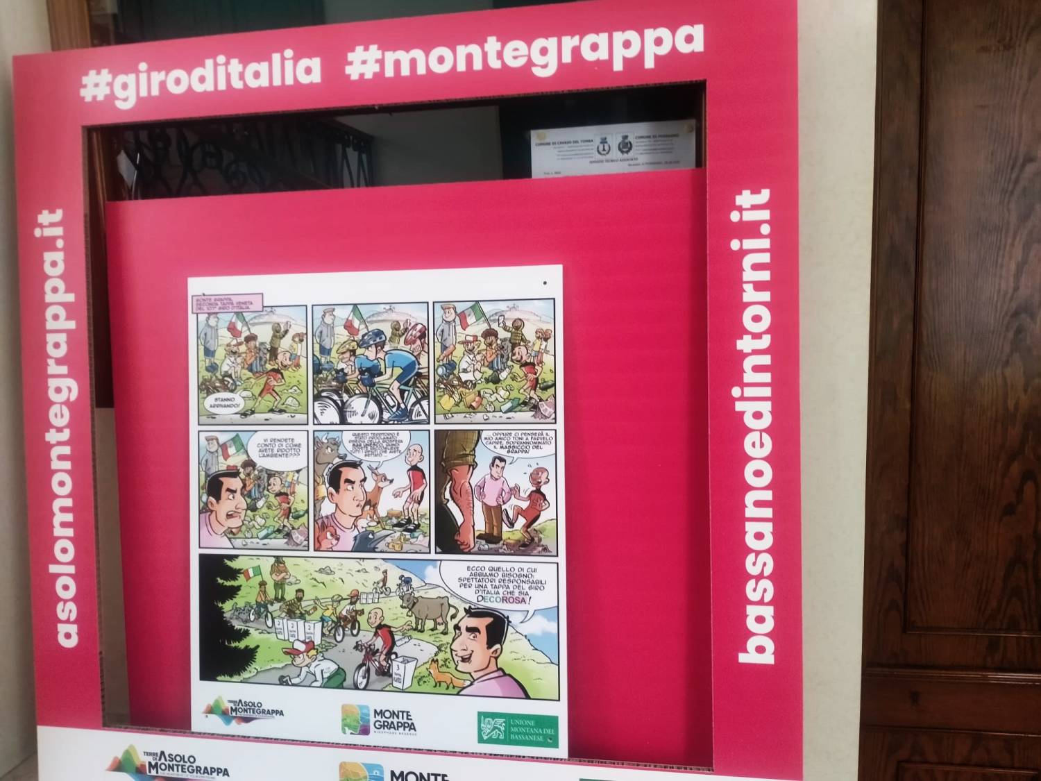 Uno dei pannelli con la graphic novel per il rispetto dell'ambiente sul Grappa (foto Alessandro Tich)