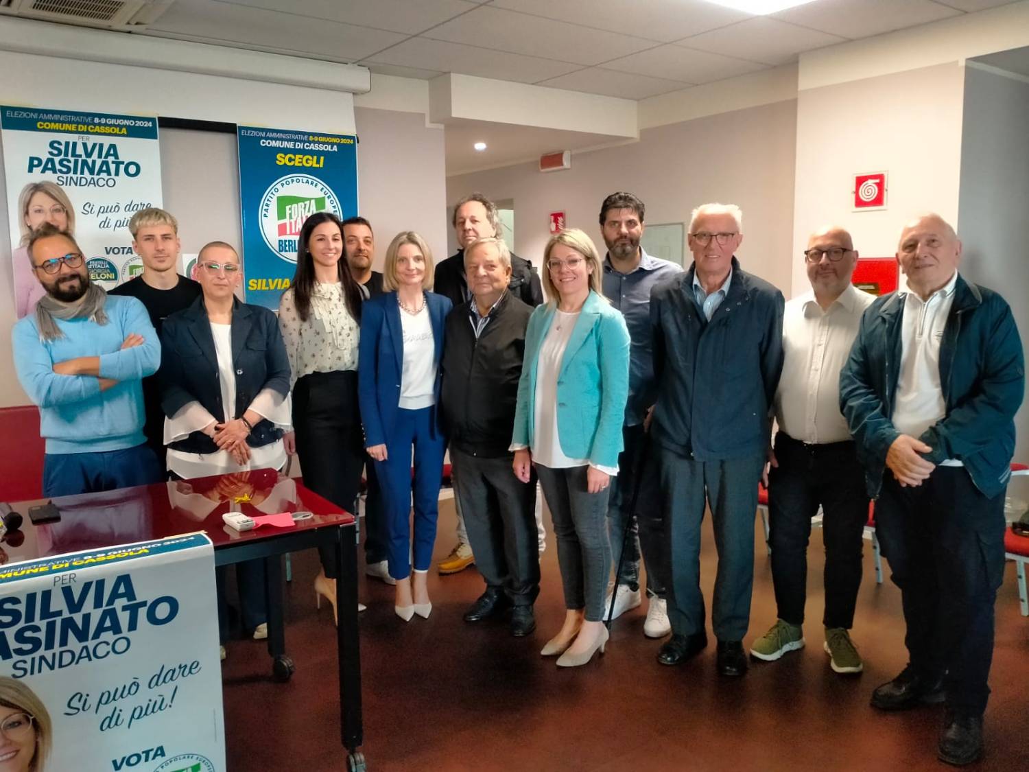 Gruppo con alcuni candidati di Forza Italia