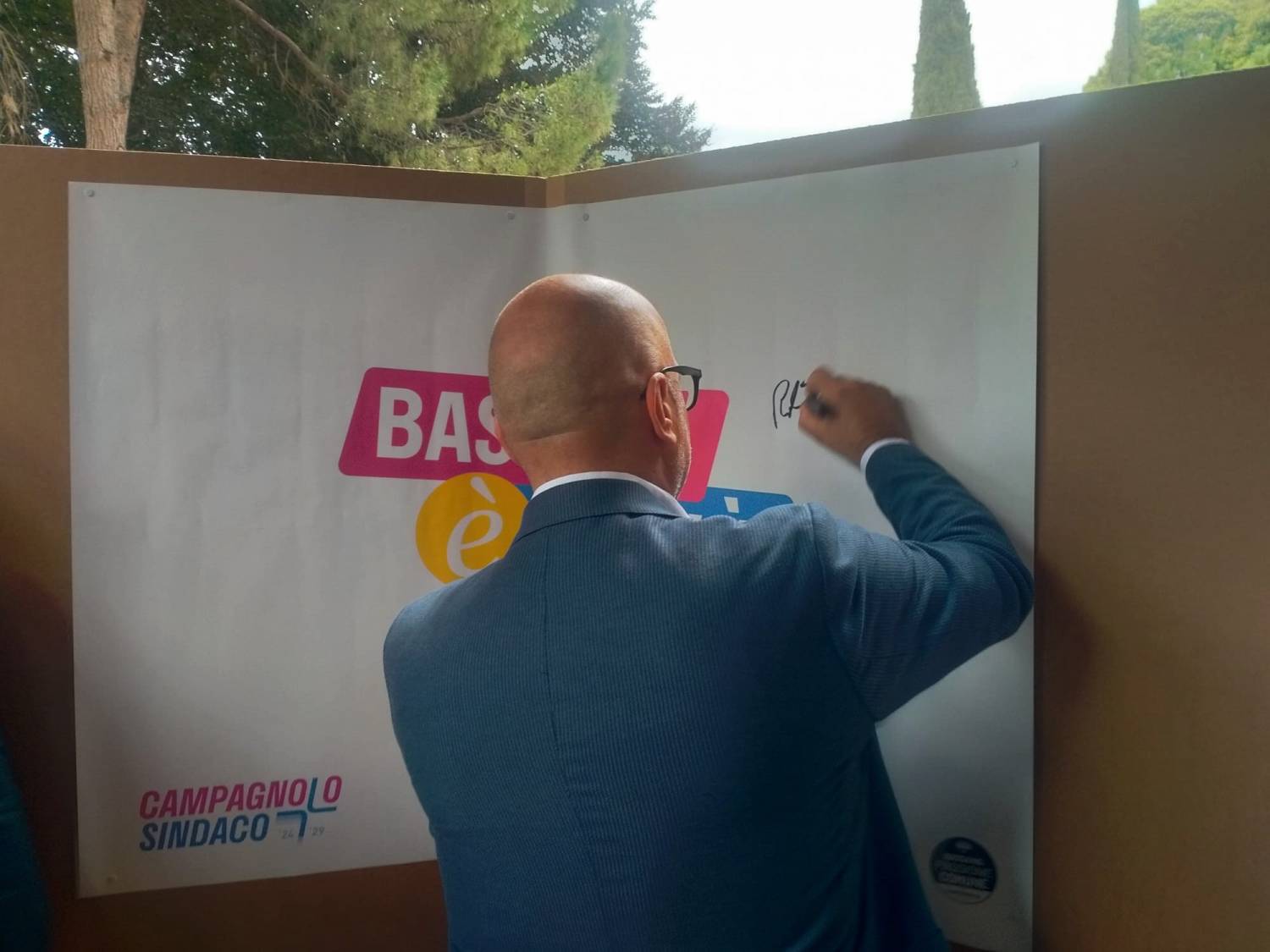 Tutti insieme apparentemente