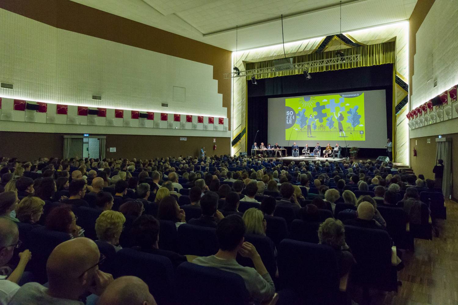Grande attenzione al dibattito. Foto Mirco Vettore