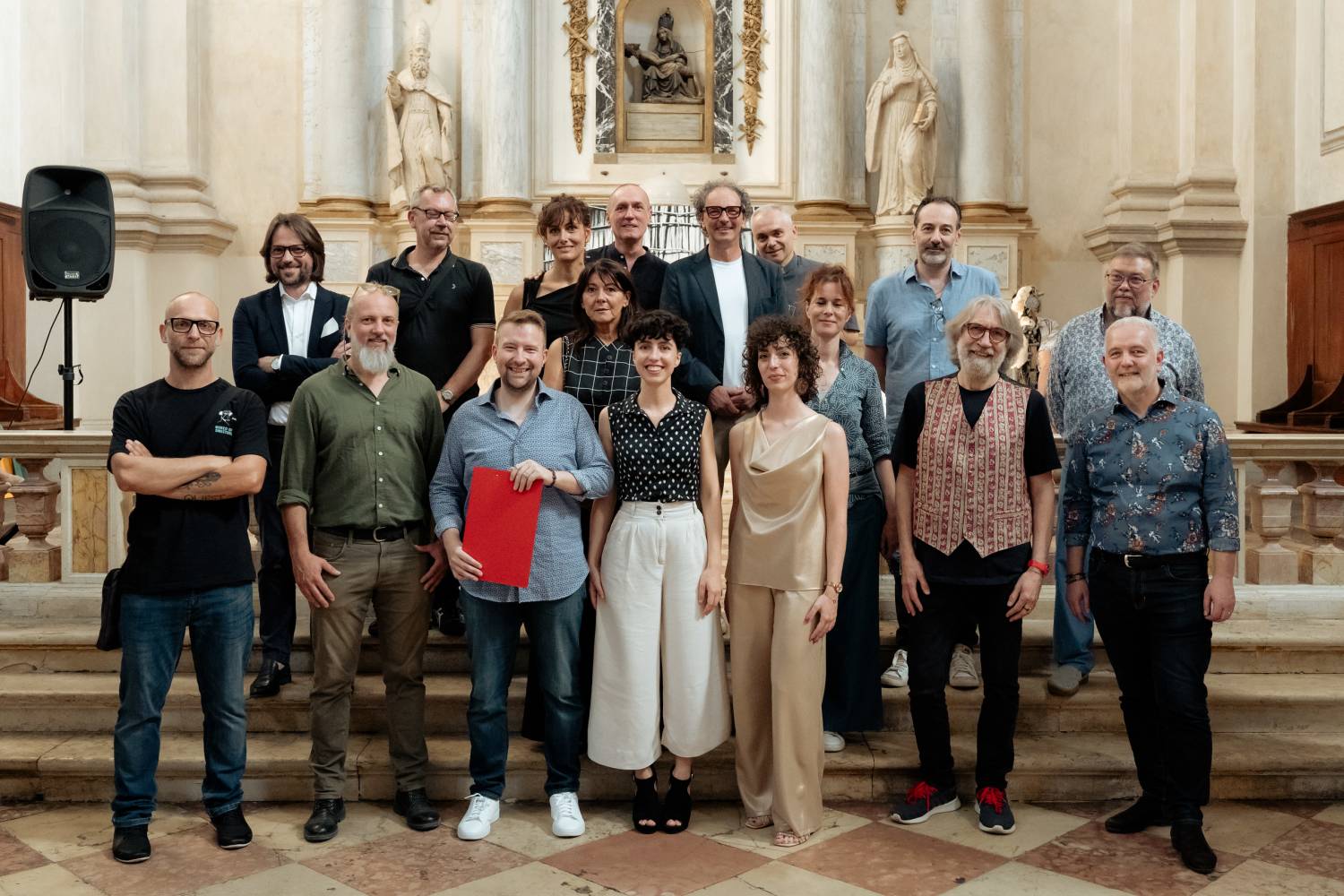 Organizzatori, curatori e artisti della mostra 'Tessere'. Foto Lucrezia Pegoraro