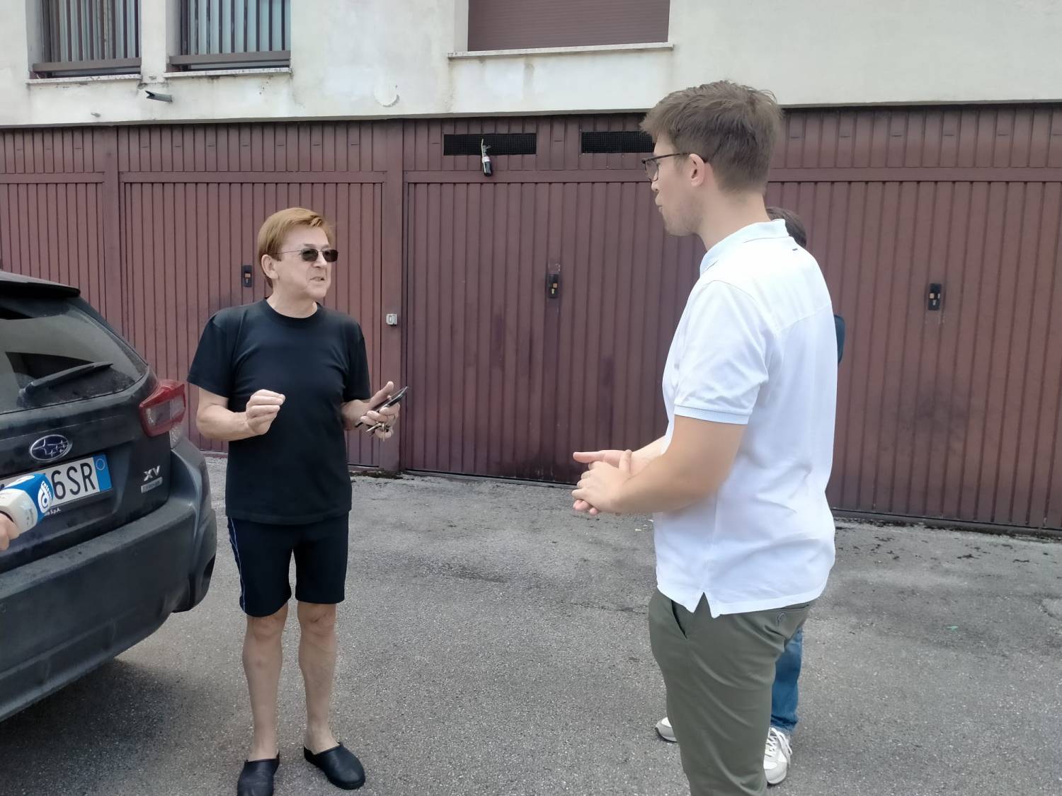 Marco Pellanda discute col tecnico del Comune