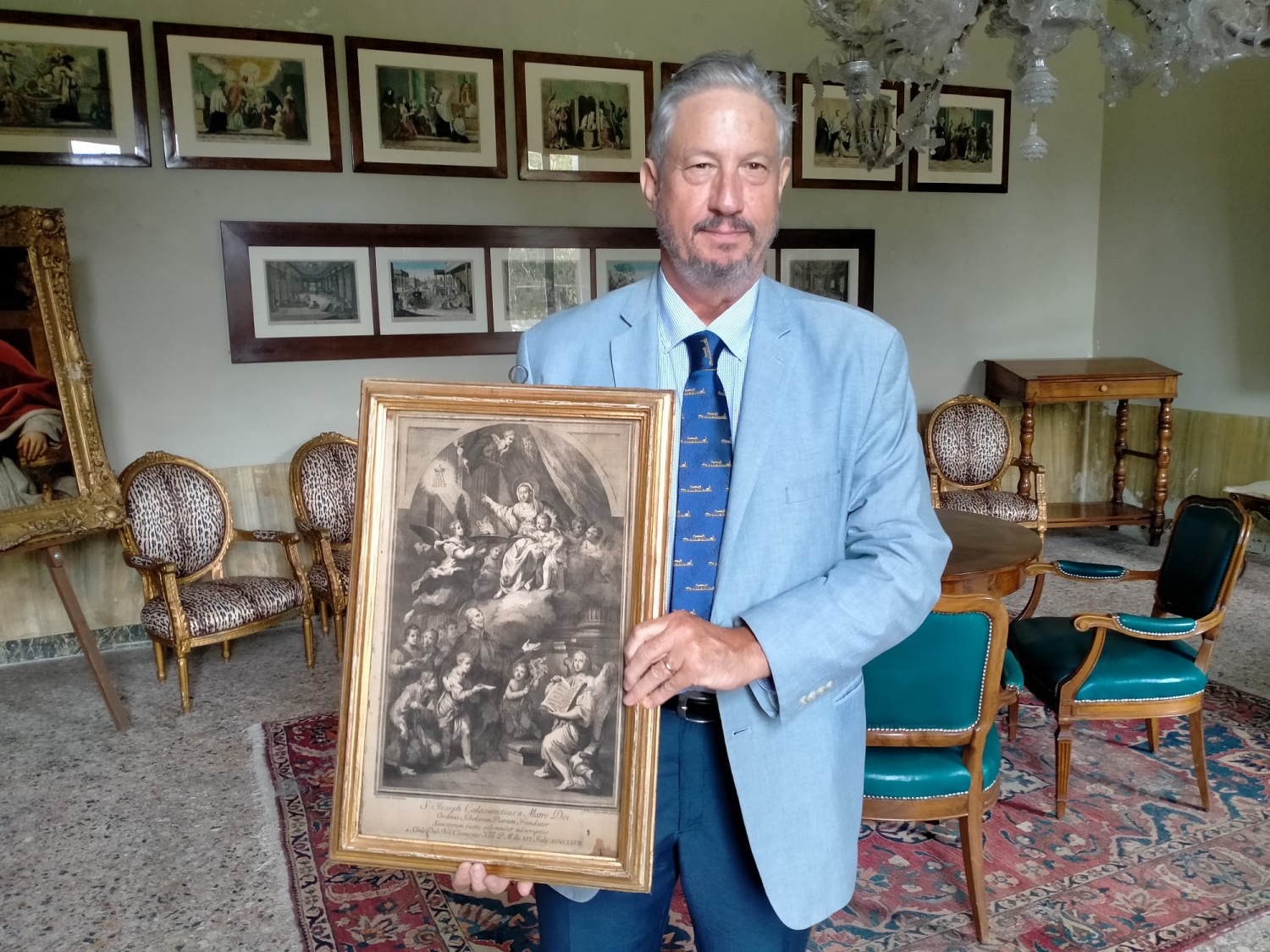 Bernardo Finco con la stampa dedicata a Papa Rezzonico e stampata su seta bianca