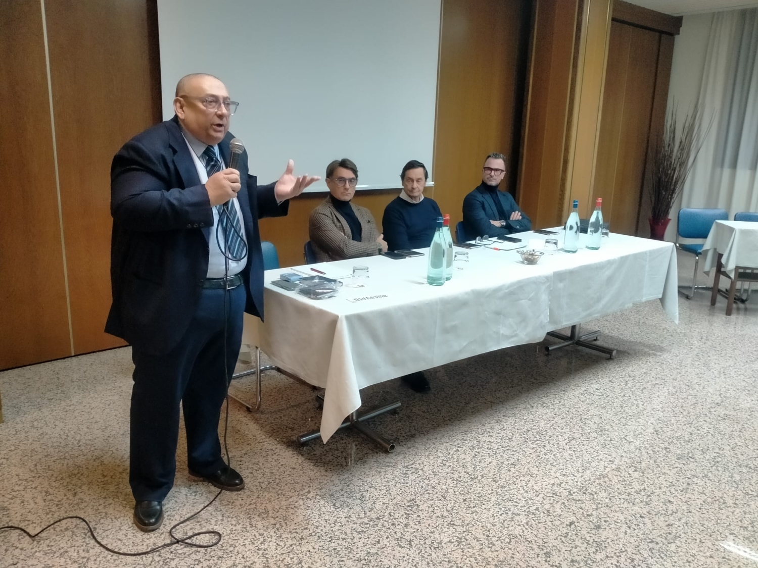 Nereo Cuman introduce i lavori