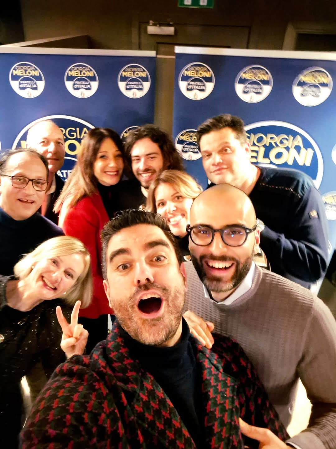Il selfie di gruppo 'bassanese' alla cena provinciale di Fratelli d'Italia, postato sui social