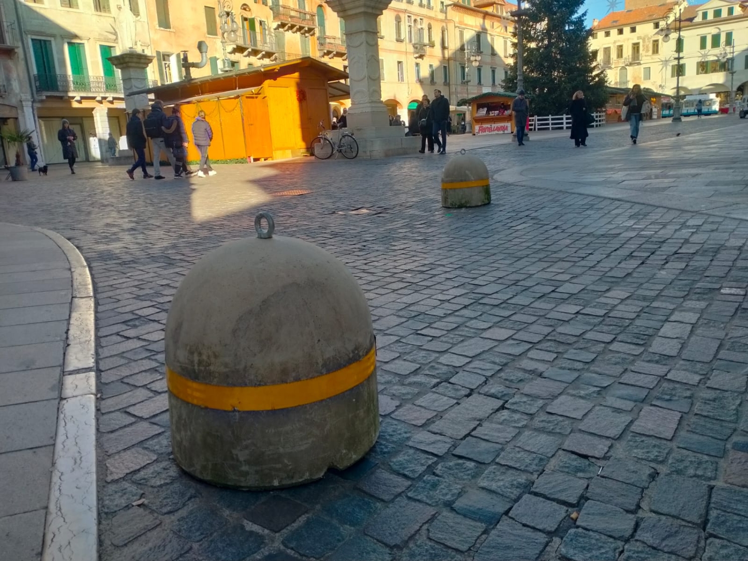 Bassanonet.it - “Panettoni” antiterrorismo in cemento alla confluenza di via Bellavitis con piazza Libertà