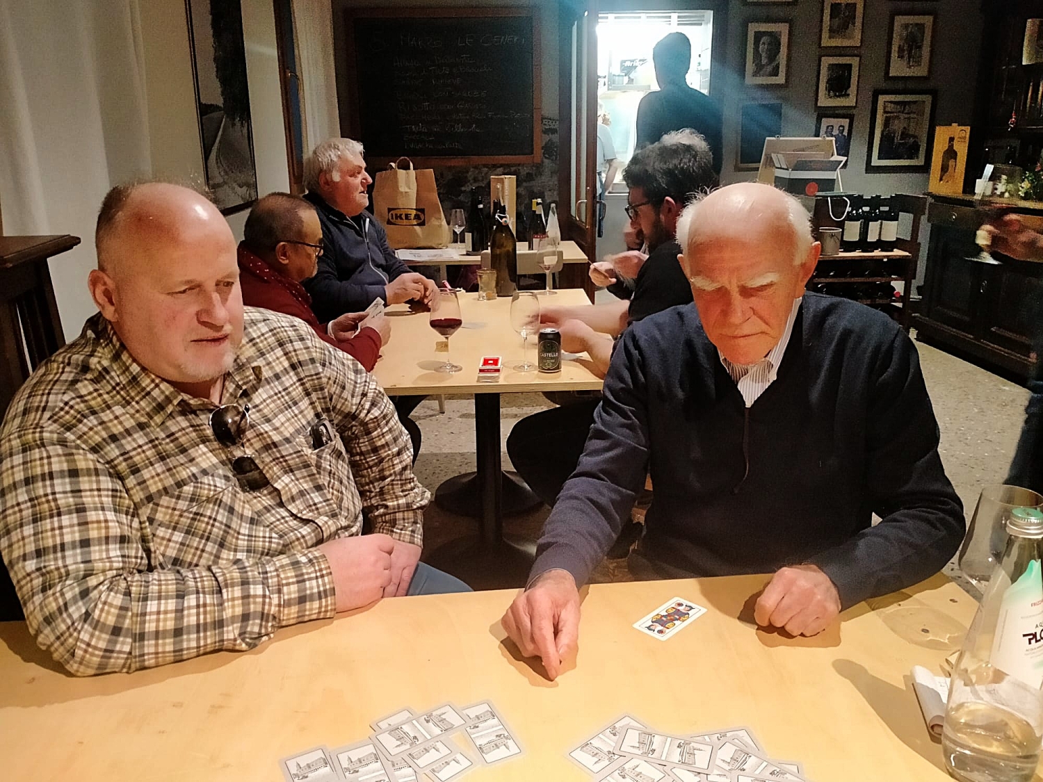 Vittorio Gianni Capovilla, a destra nella foto, durante una partita